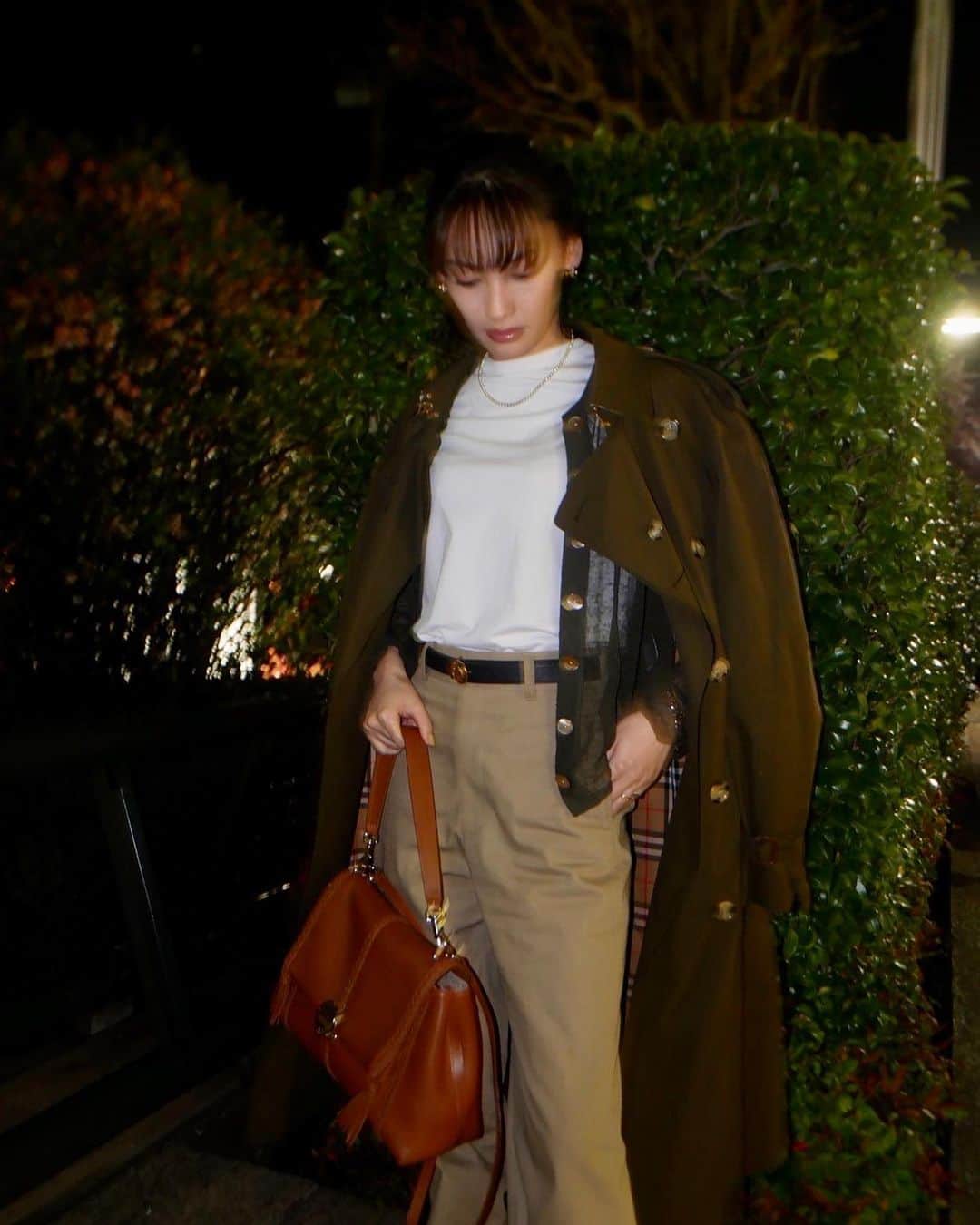 大政絢のインスタグラム：「#今日の絢服 🌝  最近はトレンチコートばかり😎 こちらは去年ゲットしたメンズサイズ！  coat #burberry  pants #milaowen  cardigan #intimité  bag #chloe  necklace #affect」