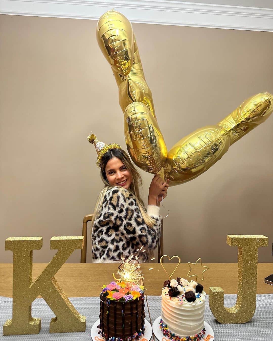 サンティアゴ・アリアスのインスタグラム：「Feliz cumpleaños a nuestra reina hermosa!!! @karinjimenez91 ♥️👸🏼 te amamos y estamos felices de tenerte a nuestro lado y celebrar contigo este día tan especial!!! 🎊🎁🎉 #happybirthday」