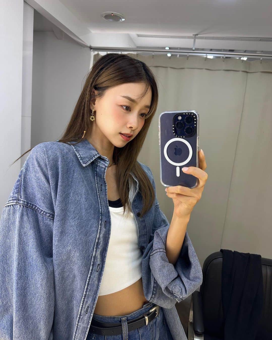 吳斐莉のインスタグラム：「昨天大受好評的女團穿搭🤣  這一整套真的可以直接帶回家～ 全都是 @styleoolala 的啦！ 如果已經買膩一般韓貨 Olala闆娘的眼光 就是讓你可以找到自己的個性 每樣單品都是簡單耐穿的 全部搭配起來又超時髦yo😎  earrings @tippi.doe  necklace @_fab.lab  💇🏻‍♀️ @vivian_chen52」