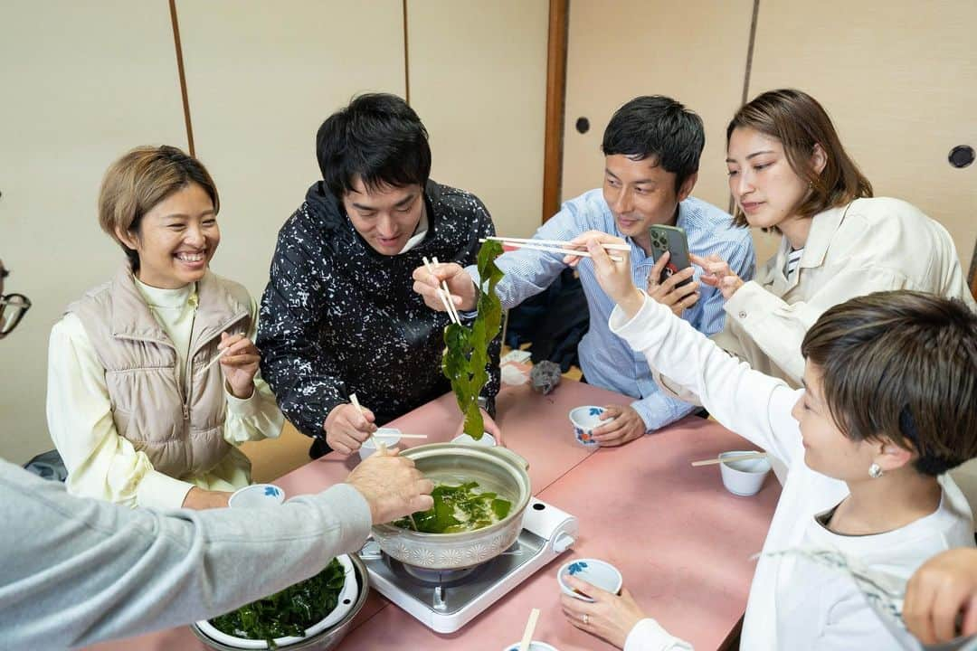 田中菜月さんのインスタグラム写真 - (田中菜月Instagram)「【Well-Traveling vol.1】 三重県鳥羽市/ワカメでワッショイ  ほんとうに満たされる旅は 双方が愛を捧げあうところに 生まれる。  これぞ、Well-Traveling。  海女さんのワカメ作業のお手伝い ↓ ワカメしゃぶしゃぶ ↓ ところてんきな粉  ウェルビーイングと言いながらも ワカメの袋詰め！をやるとなったら  配置と効率化を求めながらも ゲーム感覚でやること自体が楽しかった。  わたしたちにとっては スピードと無駄のない動きが ウェルビーイングってことだね。  これぞ、【熱中】  スタイリストの　@ma_ko_maisonette は アイロンがけのプロでもあるので 袋とじのアイロン担当に。  ワカメをちょうど200g掴むことができる 達人まで現れたり  海女さんが何時間もかけてやる作業を 30分ほどで完了し  採れたての春ワカメのしゃぶしゃぶをいただきました。  こんなにワカメが美味しいのか！と 人生とワカメが深く交わりました。  メカブとワカメはひとつの海藻であるという発見や  売り物にならないけど、旨みととろみのあるメカブをいただき @tt_a_little_knowledge_store さんの週末のディナーの食材になったり  また、ワカメは0キロカロリーという、なぞのキャッチフレーズに、お腹いっぱいワカメとところてんをいただきました。  おかげで、お通じも最高でした。  初めましてのひとたちも ワカメの共同作業をすることで 仕事じゃなくても【共創】体験からはじまり  結果 海女さんが喜んでくれたこと。  旅って おもてなしする方とされるほうで分かれるものが 多いけど  Well-Travelingは 愛が循環する旅。  メンバー @saki_view  @kenta_peacework  @ma_ko_maisonette  @aikoophotography  #鳥羽 #鳥羽市 #海女 #海女さん  #ウェルビーイング #ウェルトラベリング #わかめでワッショイ #旅 #ジャーニー #観光」4月19日 13時07分 - natsuki_hakko