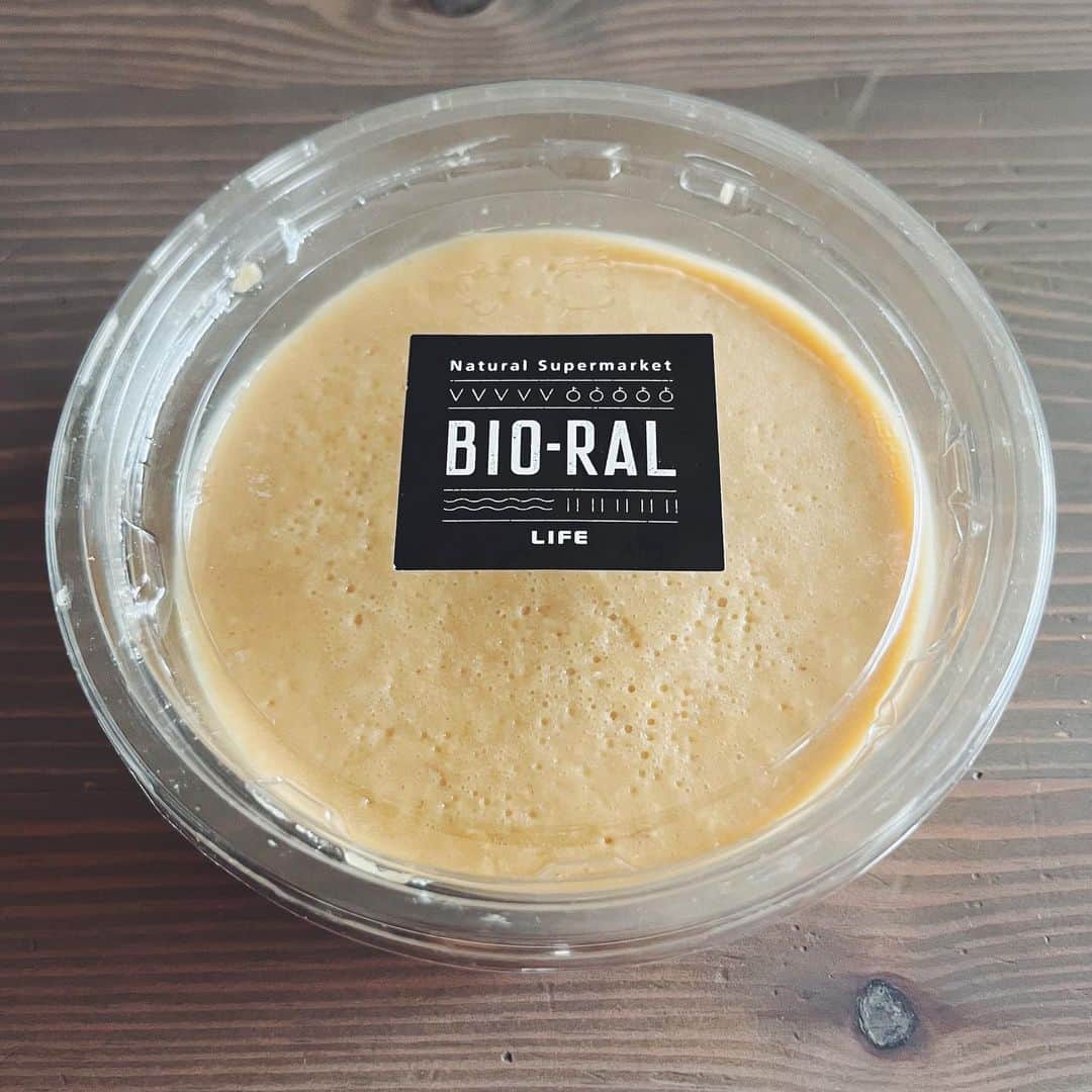 BIO-RAL靭店さんのインスタグラム写真 - (BIO-RAL靭店Instagram)「100%ピーナッツでできた ビオラルのピーナッツバターを使って フレンチトーストを作ってみませんか?🥳  ビオラルの『ピーナッツバター』は、 原材料に砂糖やバターを一切加えず 無塩のローストピーナッツのみを使用しています🥜 ピーナッツを店頭にある専用の機械に投入するとすぐに 砕かれたピーナッツがゆっくりと出てきて完成します♪ すごく濃厚でコクがあり、挽きたての香ばしい香りと ピーナッツの自然な甘みがしっかり感じられます✨  今回はピーナッツバターでフレンチトーストを 作ってみました👩‍🍳🎶 材料のブルーベリージャムは、ムソーの 『国産ブルーベリーのジャム』がおすすめです☝️ 合成酸味料・香料・着色料・甘味料・ペクチンは 一切使用せず、甘さ控えめに仕上げています。 果実分65%、糖度55度。 ペクチン不使用・糖度控えめのため、 フルーツソースに近い粘度のジャムになっています😊  ぜひお試しください💖  ✼••┈┈••✼••┈┈••✼••┈┈••✼••┈┈••✼••┈┈••✼   \朝食やおやつに♪/ 「ピーナッツバターでフレンチトースト」  【材料】2~3 人分 ◎食パン 5 枚切...2 枚 ◎ビオラルのピーナッツバター...大さじ2 ◎ブルーベリージャム...小さじ4 ◎有塩バター...20g(マーガリンでも可) 【A】 ◎卵...1個 ◎牛乳...200cc ◎てんさい糖...小さじ2  【作り方】  ①食パンは半分に切り、厚さの半分に切り込みを入れ、袋 状にする。袋の中にピーナッツバターを塗り、その上 にジャムを塗る(4切出来る)  ②バットに A を溶きほぐし、❶を両面にまんべんなくひたす ③フライパンを熱し、バターを入れ溶かし、➋を両面色よく焼く  ④食べやすく半分に切り、器に盛り付ける  完成です!👏  💡ワンポイント💡 パンはお好みの厚さを使って下さい。バケットで作ってもおいしくできます。 パンの厚さを分厚くしたら卵液を増やしてみて下さい。 ジャムはお好みのもので。 チョコレートやバナナをはさんでもおいしいです🍫🍌  ✼••┈┈••✼••┈┈••✼••┈┈••✼••┈┈••✼••┈┈••✼  ◉おすすめ品 ビオラル ピーナッツバター 大:1カップ 150g/本体価格298円 ムソー 国産ブルーベリーのジャム 200g/本体価格720円  ※価格は定番価格となりますので店頭表示価格と 異なる場合がございますがご了承ください🙏💦 ※ビオラル靭店・ビオラルエキマルシェ大阪店にて お取り扱いがあります。 皆さまの気になる商品は何ですか?♪ ビオラルで「買ってみました!」「試してみました!」など @bioral_west のタグをつけて教えてくださいね🍀  #プライベートブランド #ピーナッツバター #無糖ピーナッツバター #簡単レシピ #フレンチトースト #フレンチトーストレシピ #手作りフレンチトースト #ブルーベリージャム #おやつ #bioral #ビオラル #ビオラル靭店 #ビオラルエキマルシェ大阪店 #ライフ #ライフコーポレーション #ナチュラルスーパーマーケット #大阪スーパー #阿波座 #靭公園 #utsubopark #エキマルシェ大阪 #エキマルシェ #梅田 #大阪 #umeda #osaka #osakastationbuilding」4月19日 13時08分 - bioral_west