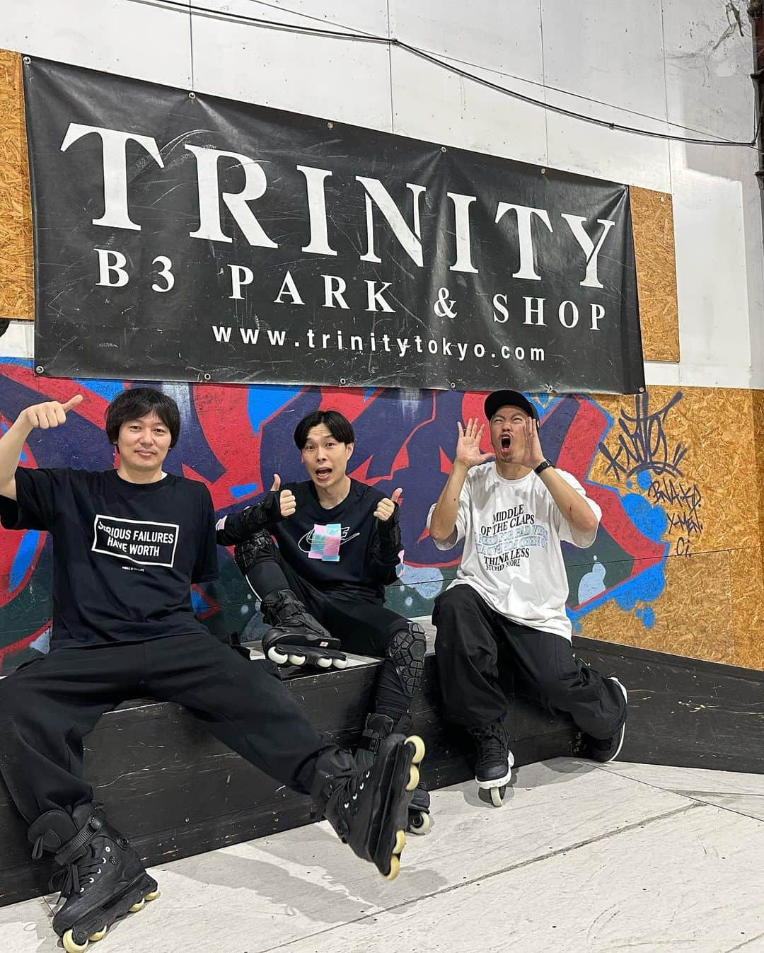 伊藤千秋のインスタグラム：「先日は久々にマイメン達とスケート🔥今回はTRINITY Schoolの後にハライチ岩井君に来て貰い、 ハライチを知ってる子供達や親御さん達と触れ合い最高の1日になりました。 また色んなところに出没して行くので見かけたら宜しくです😎 #ぽかぽか #スキルレベルアップ  #ハライチ岩井 @clapsstore_official  @trinitytokyo  @speedovers_k3」