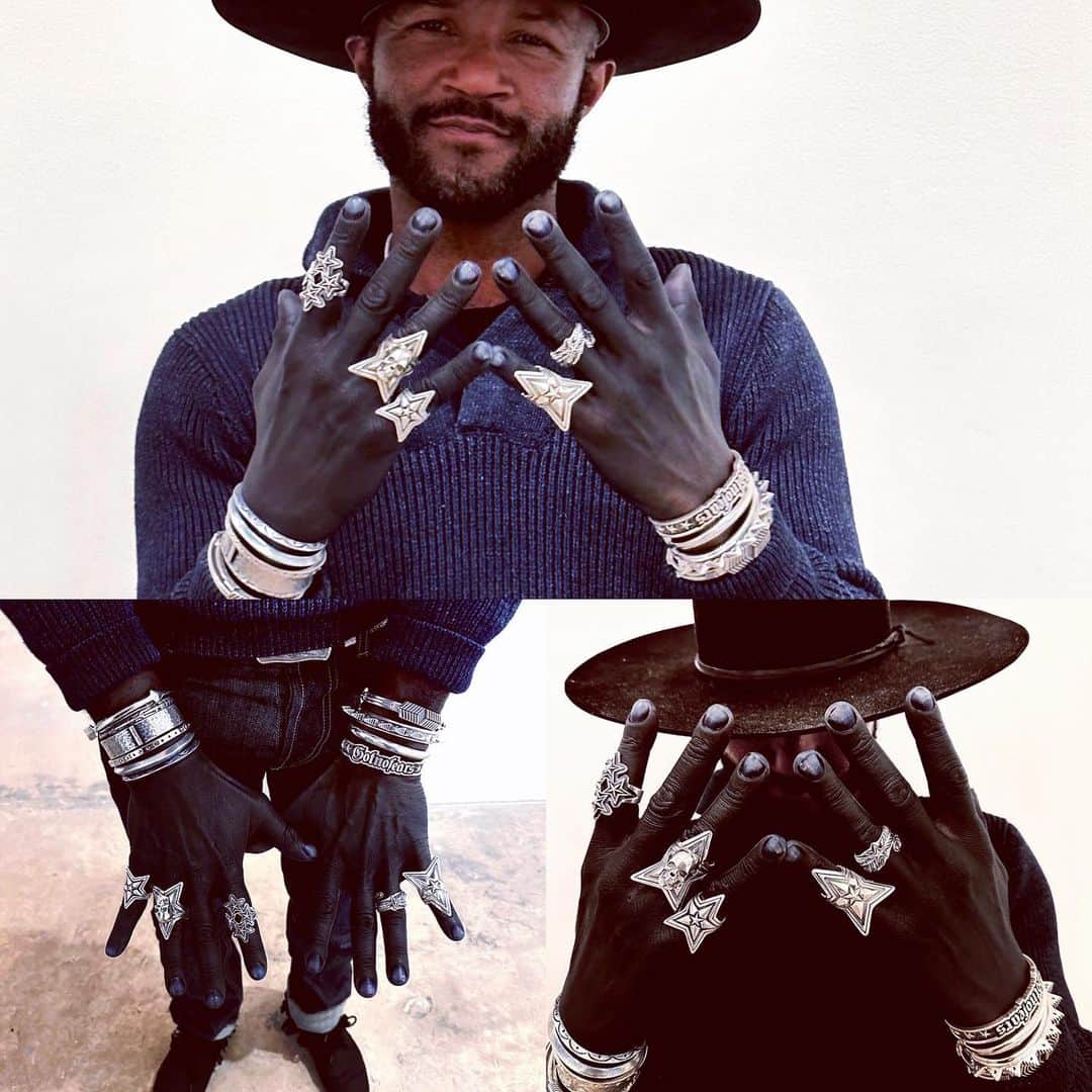 コディ サンダーソンのインスタグラム：「Percy @thestithcollection dying felt hats without gloves.  Says it should only stay like this a few days.  Make mine and other’s jewelry pop quite nicely! #navajo #navajojewelry #silverjewelry #felthats #santafe @gotnofears_official」