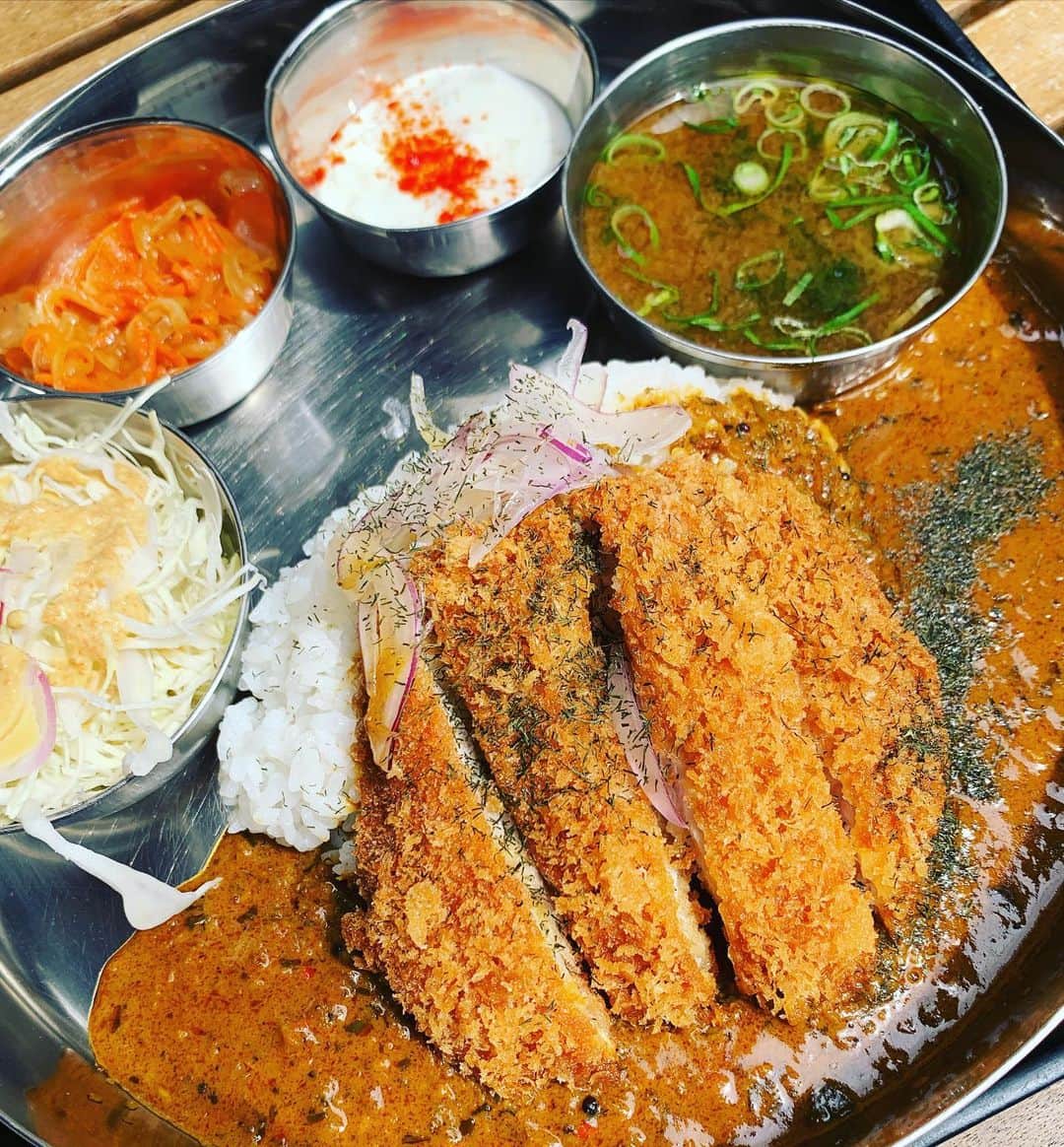 のインスタグラム：「スパイスカツカレー。 カトリに味噌汁が！と驚いたけど岩海苔入ったしっかり味噌汁。カレーソースがしっかりスパイシーでクリスピーなチキンカツとベストマッチ。松屋の上位互換って感じ。良い店見つけた。#ハードコアカレーシンガー #lunch #curry #chicken #cutlet #yun #spicy #power  #instafood #カレーグラム」