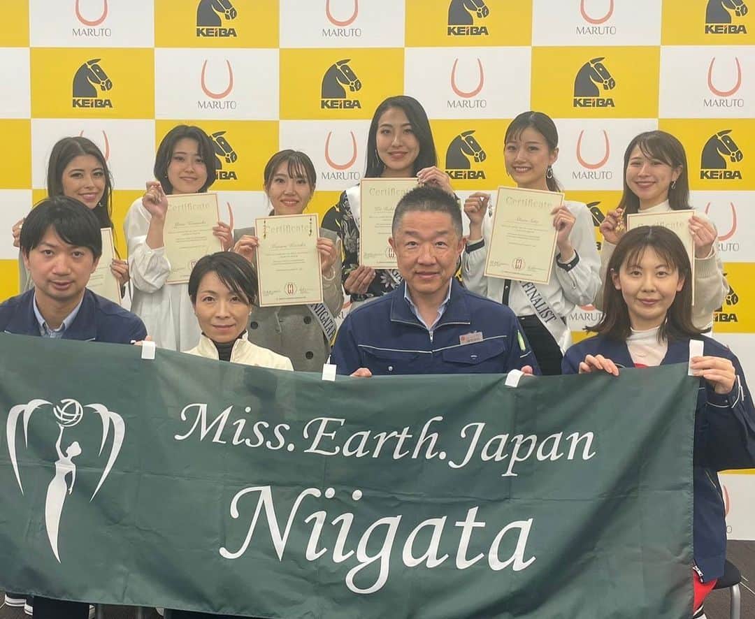 佐藤茜さんのインスタグラム写真 - (佐藤茜Instagram)「2023 Miss Earth Japan Niigata 15 Apr,2023  ❨爪と健康❩ 爪機能改善士 末廣 亜紀 先生 (@nailstudioa_hinuhinu @maruto_methodology )  15日の２講義目は爪と健康🦶🏻  爪の正しいケア方法だけでなく、体重のかけ方や正しい姿勢などを教えていただきました！  末廣 亜紀 先生は、アスリートの方や一般の方の爪のケア、ネイルスクールを開校されています💫  🌼You are what you eat. まずは爪の成分 ・爪は主にタンパク質(ケラチン)   タンパク質は筋肉や内蔵の維持のためにとっても大切な成分ですよね！ これらと比べると優先順位が低いと考えられてしまう爪。  爪を丈夫に、健康的に育てるには、今まで以上にタンパク質を摂ることを心がけないと🫢  また、ジャンクフードは化学調味料を多く含みます。 体が化学調味料を排出しようと、ミネラル(鉄分や亜鉛)をたくさん使います。 そうすると指の先の毛細血管まで栄養が届かず、爪が割れてしまったり弱くなってしまうわけです🥲  🌼正しいケア みなさんは正しい爪のケア方法、ご存知ですか？？  講義の中でマルト長谷川工作所さまのネイルニッパーを使用しながら、末廣先生に丁寧に教えていただきました。  ・足の爪を切る前に洗って清潔にする ・キューティクルケアオイルなどを塗布して潤いを与える (ふやけてても乾燥しててもだめ🙅🏻‍♀️) ・切る時は小さく小さく、丁寧に (指の先端から出ないくらいの長さに！) ・切った断面は力を入れずに、ヤスリで滑らかに整える、角も丸める ・使った道具は綺麗に洗う😌  マルト長谷川工作所さまのとっても切りやすいニッパー、正しい切り方で今までで1番綺麗に切る事ができました！！✨  また、正しい姿勢を保つためにも重要になってくる足の爪。  指の先には骨がありません。 健康な爪がなければ足に力が入らない →正しい姿勢も保てなくなります。  正しい姿勢を保つには、 足の指とかかとで地面を軽くつまむイメージで 内転筋とお腹の内側に力を入れながら、横隔膜と骨盤を平行にする ひざには力を入れない🌱  私は昨年両外反母趾を手術してから、切ったところが痛くて、歩き方もおかしくなってたけど この正しい姿勢を意識してから全然痛くない！☺️  最後に、長谷川社長と末廣先生から、とっても素敵な証明書をいただきました💫  これからも姿勢と正しい爪のケア、意識していきたい🌸  末廣 亜紀 先生、ありがとうございました！  #ミスアースジャパン新潟 #2023ミスアースジャパン新潟 #ミスアース #新潟 #ビューティトレーニング #ファイナリスト #環境 #マルトメソドロジー #マルトフレンズ #maruto #爪切り #セルフケア @miss_earth_niigata」4月19日 13時14分 - rosy__cloud