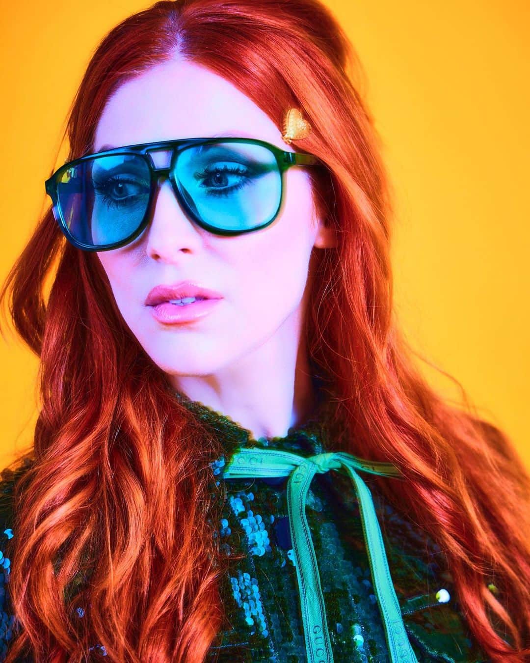 ボニー・マッキーのインスタグラム：「Felt cute, tied a Gucci ribbon around my neck to feel expensive. Swipe to the end for the money shot 🤑 📸 @georgeevanphoto  💄 @doc_martins  💇🏼‍♀️ @alyssachampionhair  👗 @allisonvictoria  #redhead #gucci」