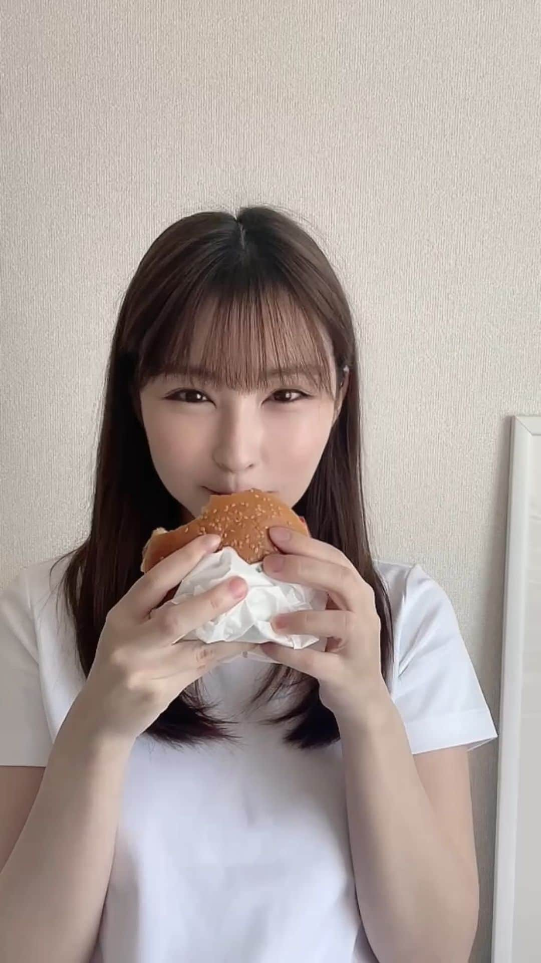 椎名美月のインスタグラム：「7ヶ月振りにハンバーガーを食べました。  カロリー高いもの食べる時は糖と脂肪の吸収を抑えるサプリを飲むよ！ @meilli_official  気になる方はDMしてみてね  おいしいやみー！  #ハンバーガー #マツコの知らない世界 #フレッシュネスバーガー #ダイエット #チートデイ」