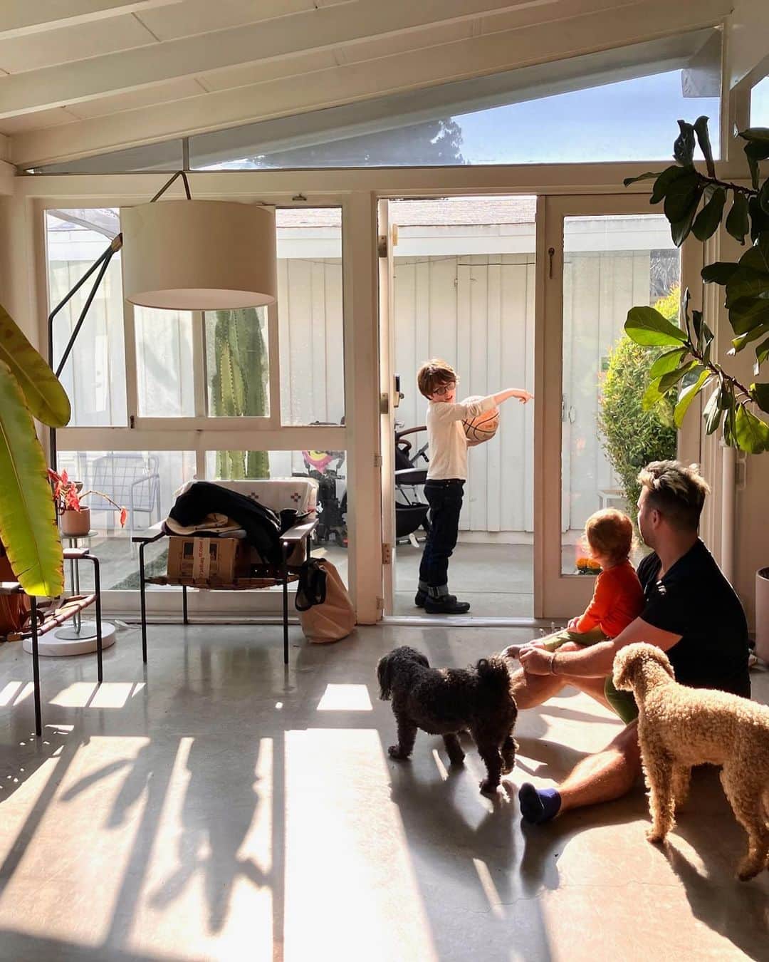 Samuel Lippkeさんのインスタグラム写真 - (Samuel LippkeInstagram)「Had such a great time hosting my brother and sister in law, niece and nephew for the weekend. Good meals, trips to the garden, story time for Penelope with her aunt and uncle, a gym run, video games and the first pool day of the year. Great memories made with our family visiting all the way from Portugal. Until next time thanks for all the fun memories made. #thelippkes」4月19日 13時34分 - samuel.lippke