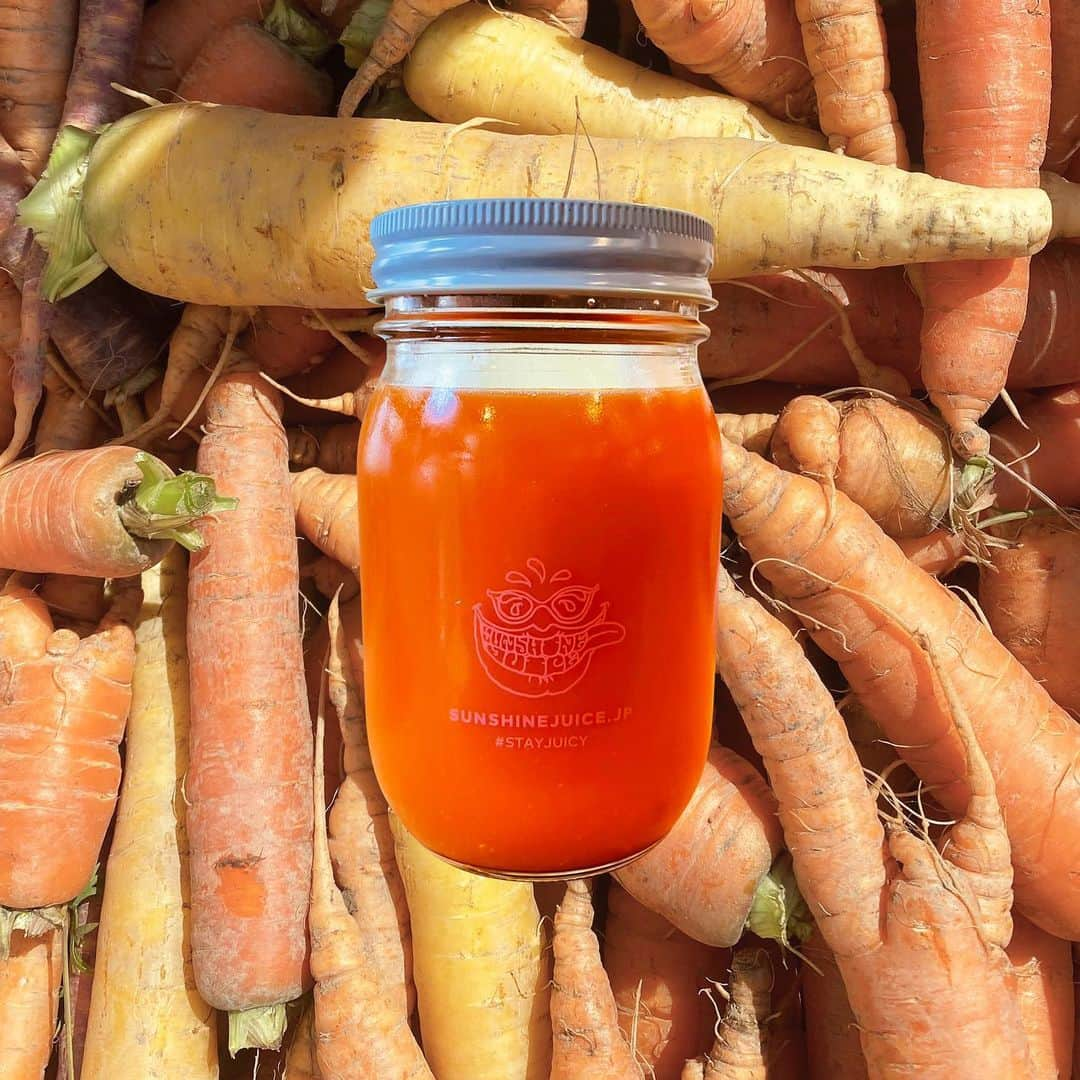 Sunshine Juiceのインスタグラム：「. 今月のスペシャルジュース「ジャバラキャロット🥕」 本日から恵比寿店で販売しています！  人参をメインに、アレルギーを抑える効果があるとされる佐賀県の柑橘「ジャバラ」を使い、植物性乳酸菌もブーストした腸内環境を整えて身体の中からしっかりとリセットできる、さっぱりとしたジュースとなっています。  人参をたっぷりと使った春を感じられるジャバラキャロット🌸ぜひ飲んでみてください！  オンラインショップでも近日発売しますのでお楽しみに🌞  new juice alert! Jabara and Carrot. mighty allergy blocker ✌🏼  #sunshinejuice#stayjuicy#coldpressedjuice#じゃばら#人参#アレルギー対策#デトックス#ジュースクレンズ」