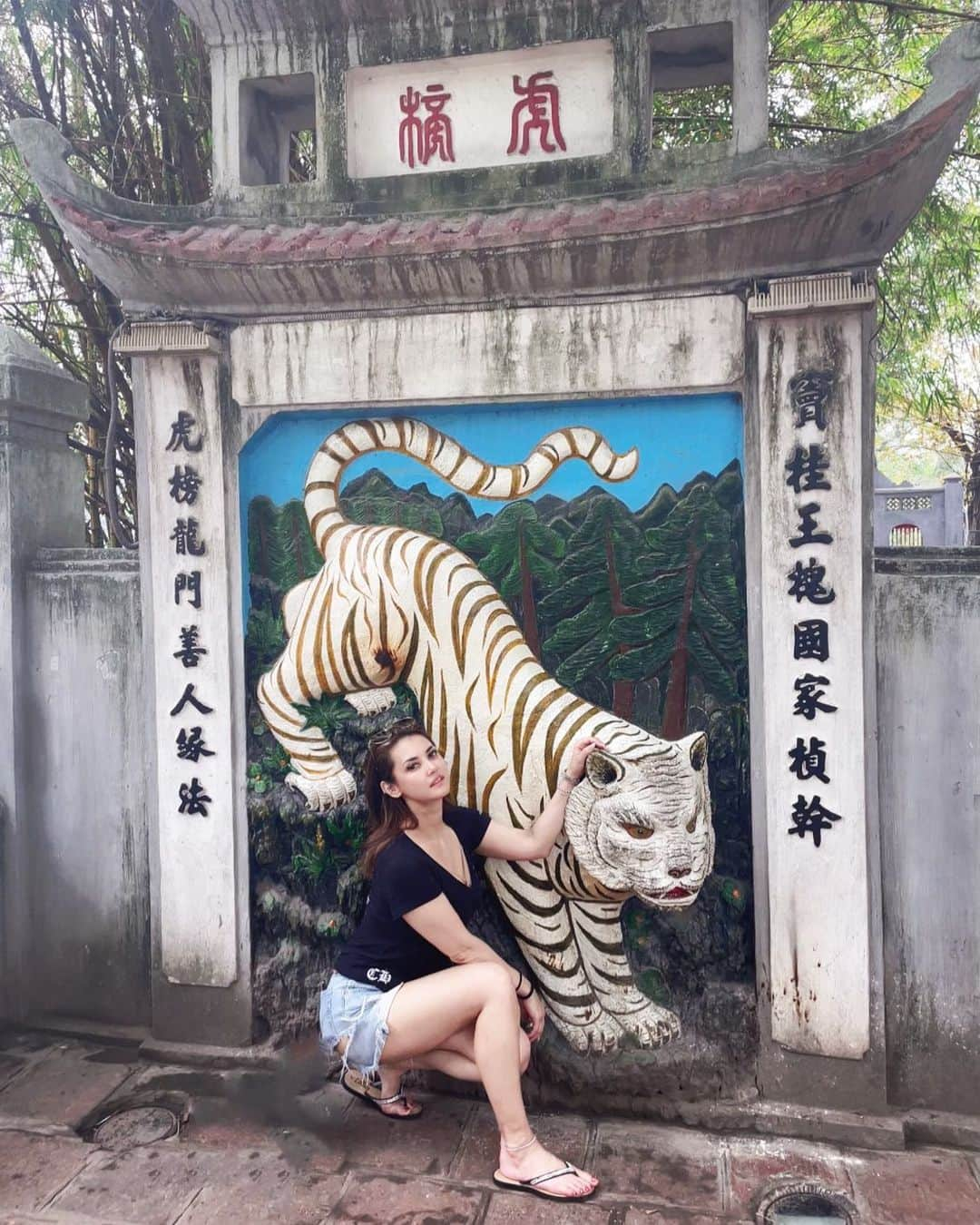 小澤マリアさんのインスタグラム写真 - (小澤マリアInstagram)「I found my lost cat in 🇻🇳❤️‍🔥  #vietnam #hanoi #vacation #workcation #travelgram #whitetiger #tigertattoo #thetigerinme #tigerlily #businesswomen #mariaozawa #businesstrip #ベトナム #ハノイ #ビジネス #店舗計画中 #お世話になります#新たなビジネス #ビジネスパートナー #仕事前に観光 #白虎 #ベトナム観光 #小澤マリア」4月19日 13時42分 - maria.ozawa0108