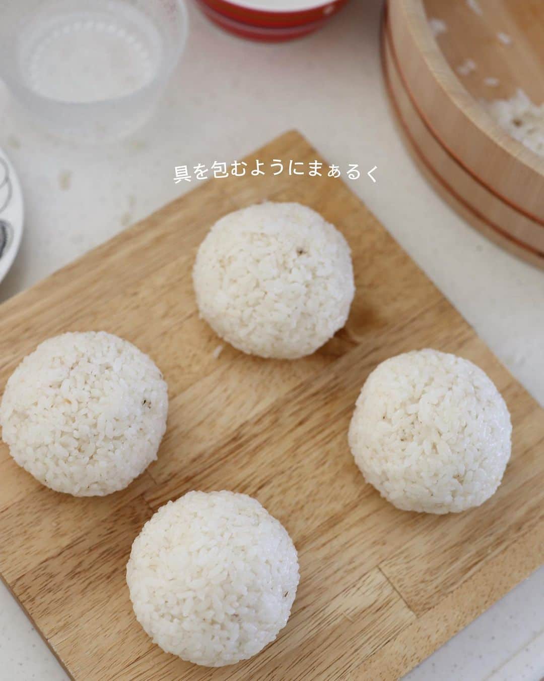 saya.s.aさんのインスタグラム写真 - (saya.s.aInstagram)「佐藤初女さんの優しいまぁるいおむすびが本当に美味しくてハマっています🍙  おむすびとお味噌汁だけでご馳走です😋  (スタエフのメンバーシップ内 #サステナ家事暮らし部 LIVEで一緒に作って下さった方、お耳だけ遊びに来て下さった方ありがとうございました✨ またおむすび会したいな🍙)  #まぁるいおむすび #おむすび会 #佐藤初女 さん #佐藤初女さんのおむすび  #今日のお昼ごはん」4月19日 13時43分 - saya.s.a
