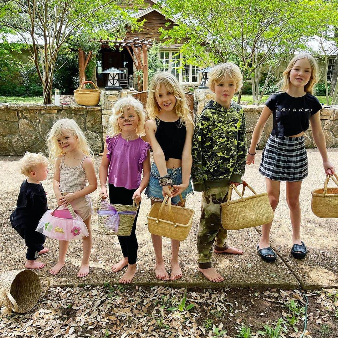 ジェームズ・ヴァン・ダー・ビークのインスタグラム：「It’s all fun & games until someone gets head lice 🥴  #parenting #kids #lice」