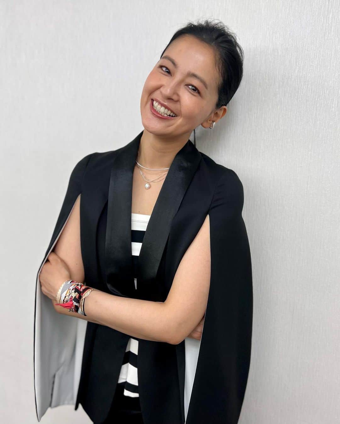 黒谷友香のインスタグラム：「皆さん、こんにちは😊 夜はTVがあるヨ🤗  今日4/19(水)よる8時 テレビ朝日「くりぃむクイズ ミラクル9」 楽しんで観てね〜😁✨  https://www.tv-asahi.co.jp/miracle9/  #ralphlauren#poloralphlauren#乗馬#馬#東京#tokyo#sdgs#ログハウス#着物#ハーブ#地球温暖化#ガーデニング#LOVOT #ラボット#mediaid#diy#日本#日産 #nissan#EV#日産ariya#ai#大鵬薬品工業#バップフォーレディ#エビス#プレミアムケアハブラシ#いち瑠#黒谷友香」