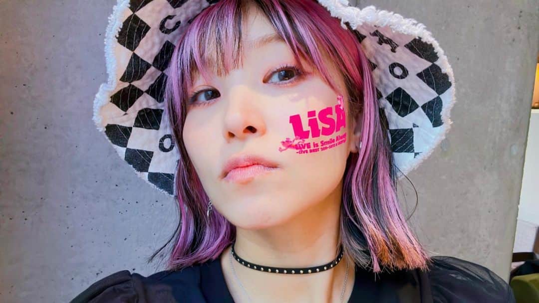 LiSAさんのインスタグラム写真 - (LiSAInstagram)「#LiSAライブベスト　続々届いて嬉しい〜😭💖🧡📣🐞🎂 お店さんも郵便屋さんもみんなに届けていただいてありがとうございます。 パッケージもディスクも外見も中身も歴史も大容量で重みたっぷり📖 #LiSAライブベスト　感想聞かせてください〜🥹💖🧡📣 このフィルターもいいねっ🧐📸 https://lisa.lnk.to/LiVEBEST_20230419」4月19日 13時51分 - xlisa_olivex