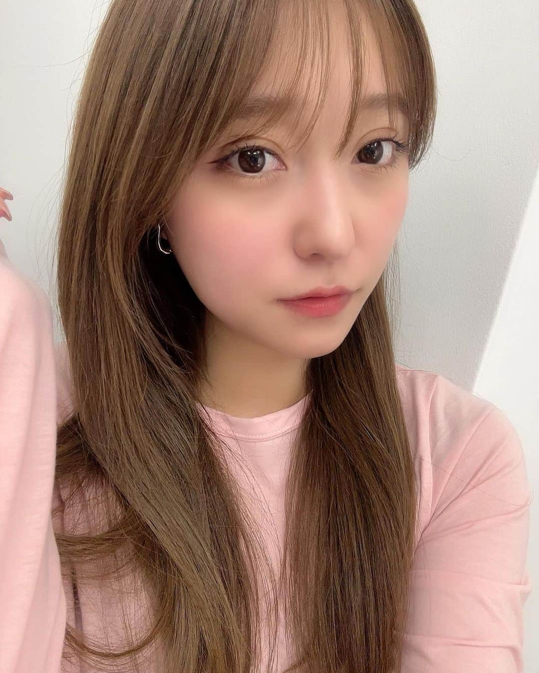 堤ゆきみのインスタグラム：「先日川田さん @shingo_kawada にカラーしていただきました💎  高校生から通わせていただいていつも明るさだけ伝えて素敵に仕上げてくださいます...😮‍💨  今回は明るめでオーダー。 いつもありがとうございます🌷」
