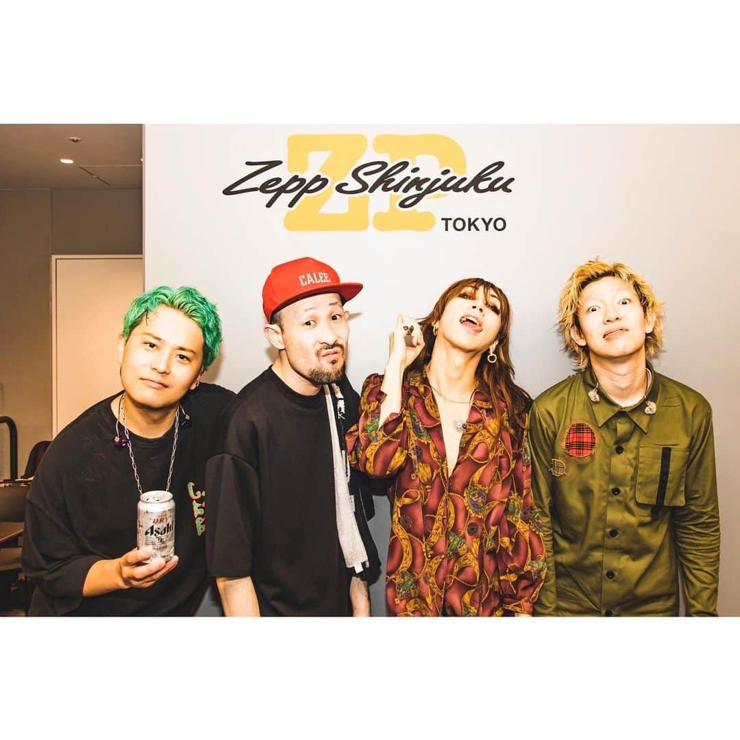 のインスタグラム：「俺らが一番最初。こけら落とし。オープンおめでとうございます、zepp shinjuku。 歌舞伎町生まれ、歌舞伎町育ち、地元代表、渋谷龍太より。  写真 @cazrowaoki   #新宿 #歌舞伎町 #zeppshinjuku #東急歌舞伎町タワー #superbeaver」