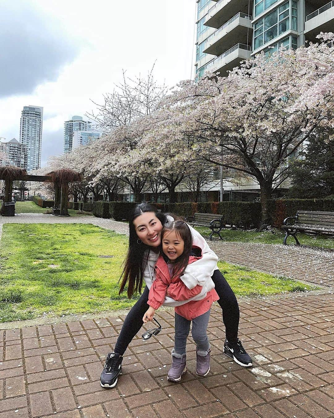 MayaTさんのインスタグラム写真 - (MayaTInstagram)「Weekend photo dump😀 This is my life lately, cuddle with baby or go crazy with toddler. Swipe to the end, it does look like me? but hmm not really…  #weekend #cherryblossoms #momlife」4月20日 1時00分 - mayat_official