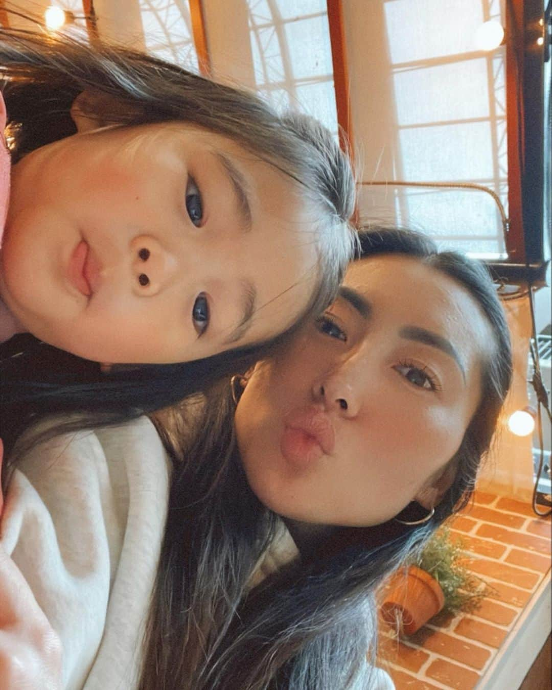 MayaTさんのインスタグラム写真 - (MayaTInstagram)「Weekend photo dump😀 This is my life lately, cuddle with baby or go crazy with toddler. Swipe to the end, it does look like me? but hmm not really…  #weekend #cherryblossoms #momlife」4月20日 1時00分 - mayat_official