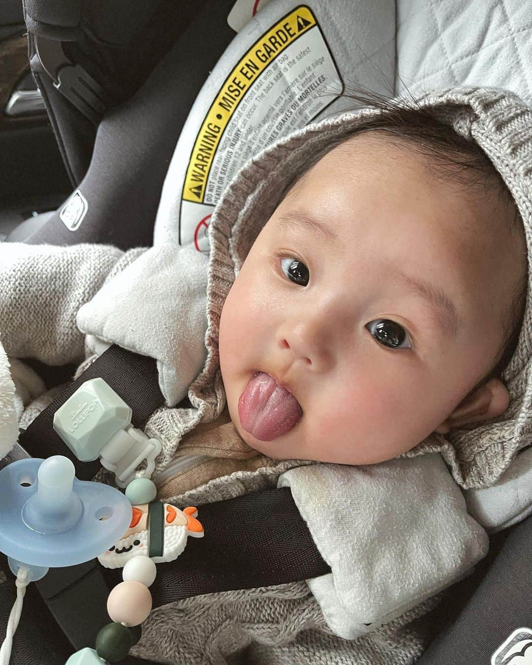 MayaTさんのインスタグラム写真 - (MayaTInstagram)「Weekend photo dump😀 This is my life lately, cuddle with baby or go crazy with toddler. Swipe to the end, it does look like me? but hmm not really…  #weekend #cherryblossoms #momlife」4月20日 1時00分 - mayat_official