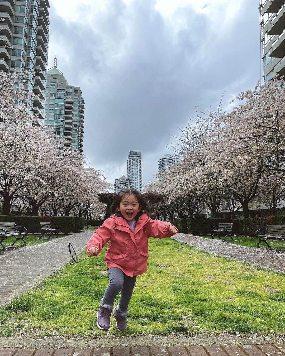 MayaTさんのインスタグラム写真 - (MayaTInstagram)「Weekend photo dump😀 This is my life lately, cuddle with baby or go crazy with toddler. Swipe to the end, it does look like me? but hmm not really…  #weekend #cherryblossoms #momlife」4月20日 1時00分 - mayat_official