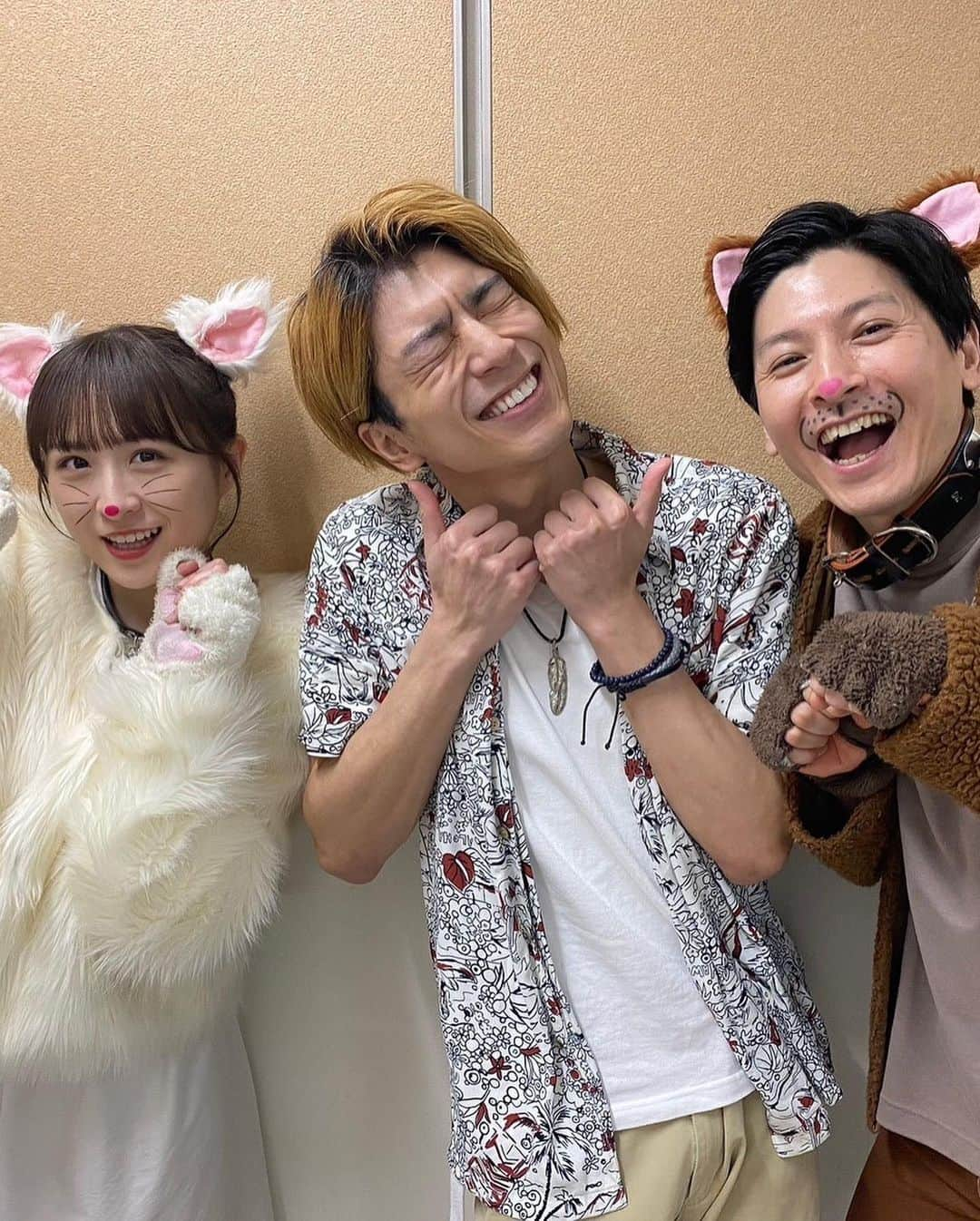 遠山景織子さんのインスタグラム写真 - (遠山景織子Instagram)「劇団TEAM-ODAK第41回公演🐈✨『猫と犬と約束の燈』🐕🐾✨無事千穐楽迎えました。ご来場くださいました皆さま、配信を観てくださった皆様。心よりお礼申し上げます。 演出家笠原哲平さんを筆頭に、キャスト30人で稽古を重ね真剣にこの作品に向き合ってきました。  家族っていろいろあって家族。 本当に大事なことはなに。 正直に言うのって照れ臭い。 でも本音でぶつかり合って喧嘩して。 ちゃんと思いを伝えることができたらいい。 伝えよう。後悔することなく。 そんなことを考えさせられるストーリーでした。  本気で笑って泣いて！お客様との時間が何よりも宝物でした。家族とも本気で喧嘩して向き合った。旦那様ルーさん、長男草野博紀くん、娘神志那結衣ちゃん。家族を愛しています💚載せきれなかった思い出はブログの方に写真載せます🐈🐾🐕✨ #猫犬2023  #猫と犬と約束の燈2023編  #約束 #家族 #愛#笑って泣いて  #千穐楽 #お疲れ様でした  #遠山景織子」4月19日 14時00分 - kyooko.9.tooyama