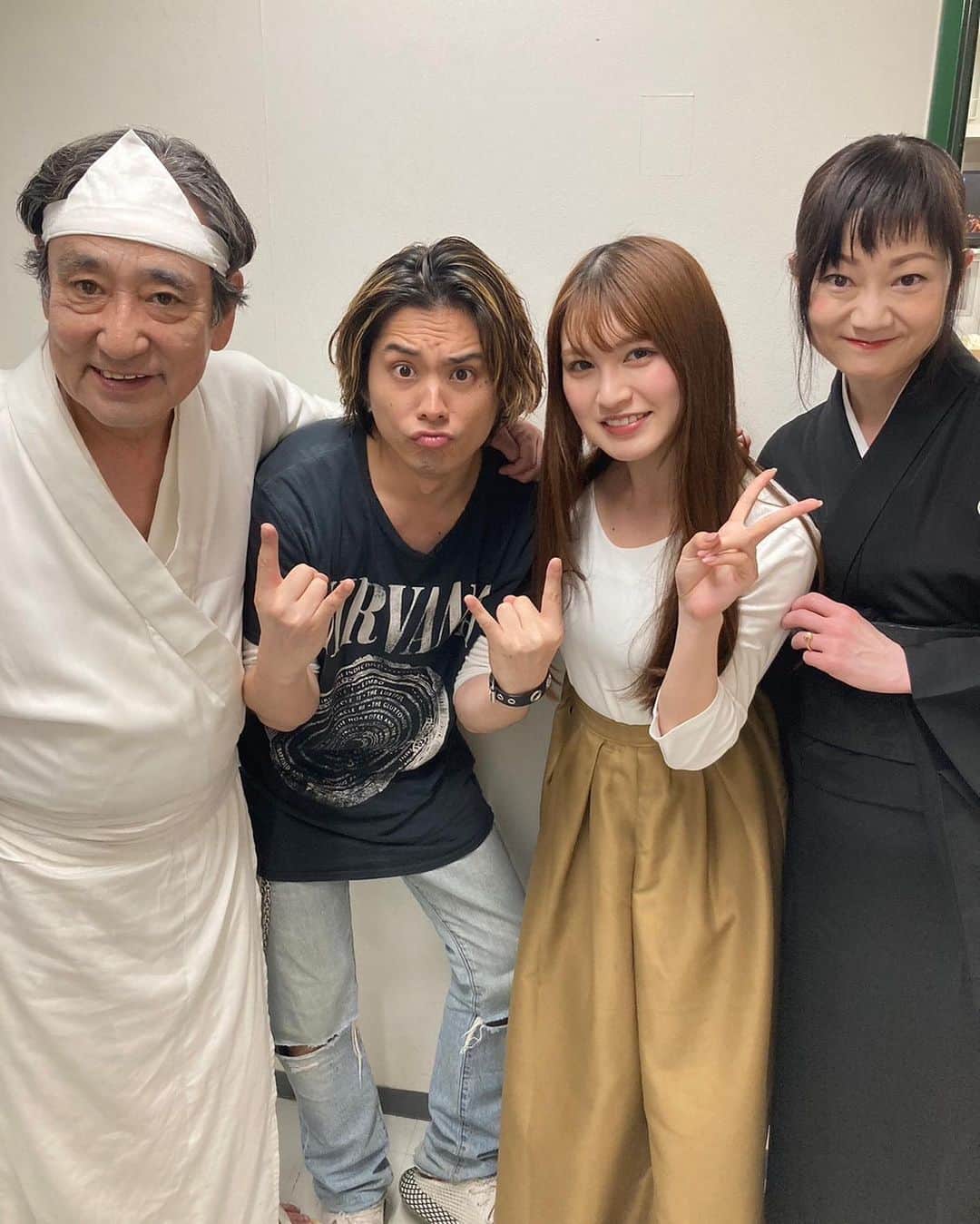 遠山景織子のインスタグラム：「劇団TEAM-ODAK第41回公演🐈✨『猫と犬と約束の燈』🐕🐾✨無事千穐楽迎えました。ご来場くださいました皆さま、配信を観てくださった皆様。心よりお礼申し上げます。 演出家笠原哲平さんを筆頭に、キャスト30人で稽古を重ね真剣にこの作品に向き合ってきました。  家族っていろいろあって家族。 本当に大事なことはなに。 正直に言うのって照れ臭い。 でも本音でぶつかり合って喧嘩して。 ちゃんと思いを伝えることができたらいい。 伝えよう。後悔することなく。 そんなことを考えさせられるストーリーでした。  本気で笑って泣いて！お客様との時間が何よりも宝物でした。家族とも本気で喧嘩して向き合った。旦那様ルーさん、長男草野博紀くん、娘神志那結衣ちゃん。家族を愛しています💚載せきれなかった思い出はブログの方に写真載せます🐈🐾🐕✨ #猫犬2023  #猫と犬と約束の燈2023編  #約束 #家族 #愛#笑って泣いて  #千穐楽 #お疲れ様でした  #遠山景織子」