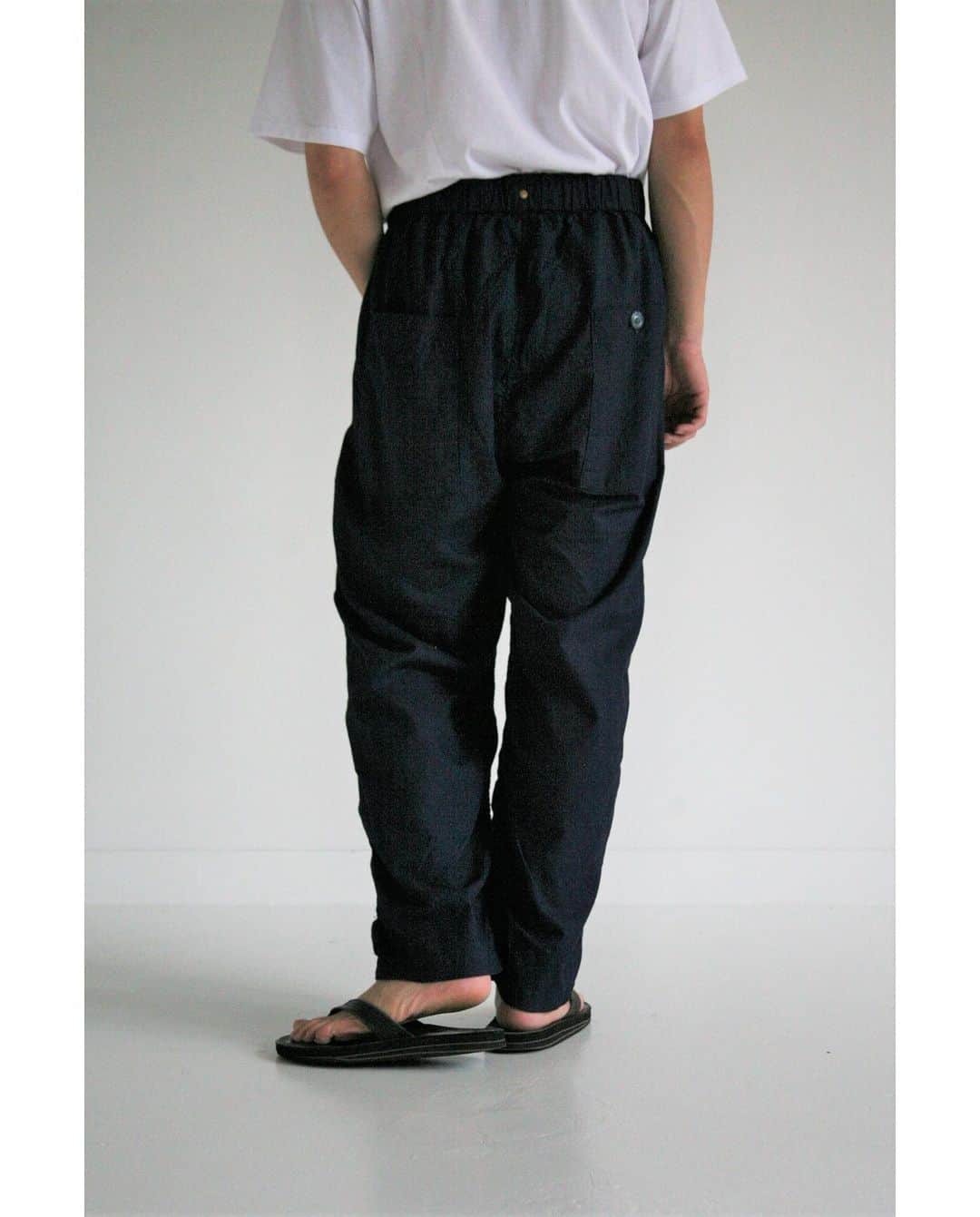 アナクロノームさんのインスタグラム写真 - (アナクロノームInstagram)「. On sale April 20  [アイテム：インディゴ　チャイナワイドイージーパンツ] [Item: Indigo China Wide Easy Pants]  ■前後に付いたパッチポケットが特徴。裾をストラップでアジャスト可能なフランス軍M47アーミーパンツのディティールを採用したワイドなシルエットのイージーパンツです。  ■生地：インディゴドビー ロープ染色されたインディゴ糸を使用。 デニムと同じように中白で染められており、経年による色落ちでキレイなインディゴブルーに変化します。  ■加工：ワンウォッシュ  ※タンブラー乾燥のため、寸法に多少誤差がでることがあります。 インディゴ染料を使用しているため、洗濯による色移りにご注意ください。  ■素材 : COTTON 100％  海外発送も可能です。 Overseas dispatch is also possible.   MODEL 身長：173cm 体重：62kg 着用：SIZE 01」4月19日 14時06分 - anachronorm262