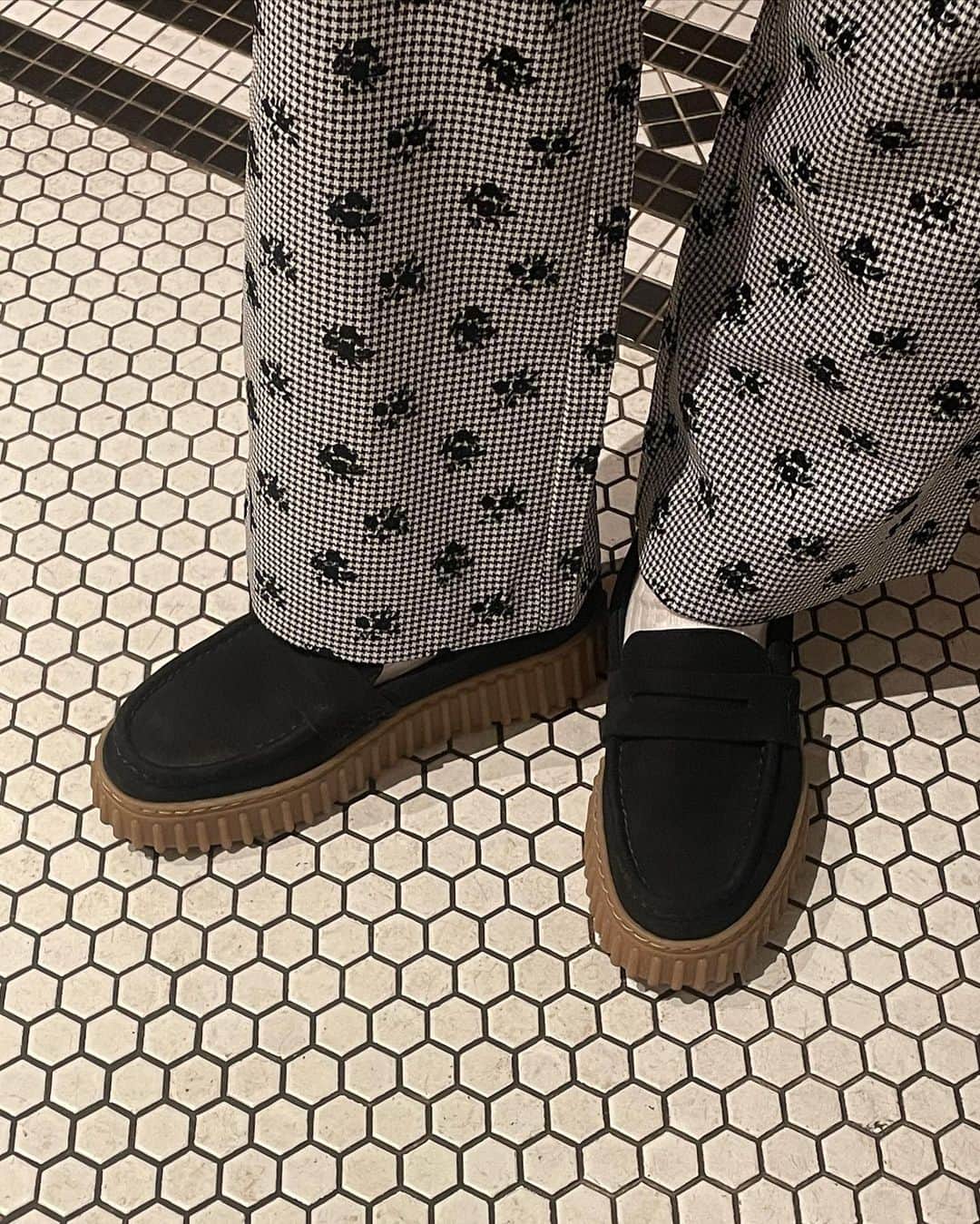 みこさんのインスタグラム写真 - (みこInstagram)「最近は、ガーリーなファッションに、小物は全部ブラックでまとめて、ぴりっと強さをプラスしています。  New Shoes @clarksshoes 🖤  ガーリーって儚いとか、か弱いイメージとセットになりがちだけど、最近のわたしは心にもっと強い気持ちもあって。  可愛いものを見た時のやわらかい気持ちも、どちらも本当のわたし。  みんなそうかもしれないけど、わたしは本当にギャップだらけの生き物。  だから勘違いされることもあるけど、最近は勘違いってべつに嫌なことじゃないな〜と思うようになりました。  だってわたしたちはもう、第一印象と中身が違うことを長い人類の歴史の中で学んできたから。  こう見えるけど、こうなんだよ〜ってことを、少しずつ仲良くなった先に話し合えるのも楽しみのひとつだなと思えるようになりました🤝🌏  このコーデは、 @__nemne__ のyoutube番組を収録させてもらった時のもの！収録後に、一緒に素敵なピザ屋さんにいったよ〜  ☑︎FOOD - Pizzeria NeNe(松陰神社駅)🍕  かわいくて、プチっとおいしいフードたちとBIOワイン🍷🤍 最初に食べた砂肝とキノコのサラダが美味しかった・・・ 今度わたしも真似して作ってみよう。 あたらしいご飯屋さんに行くと、あたらしい味付けや、食材の組み合わせが知れるのも楽しみ・・・💭  #春コーデ #ガーリーコーデ #clarks #クラークス #torhill #PR」4月19日 20時30分 - mico_sis