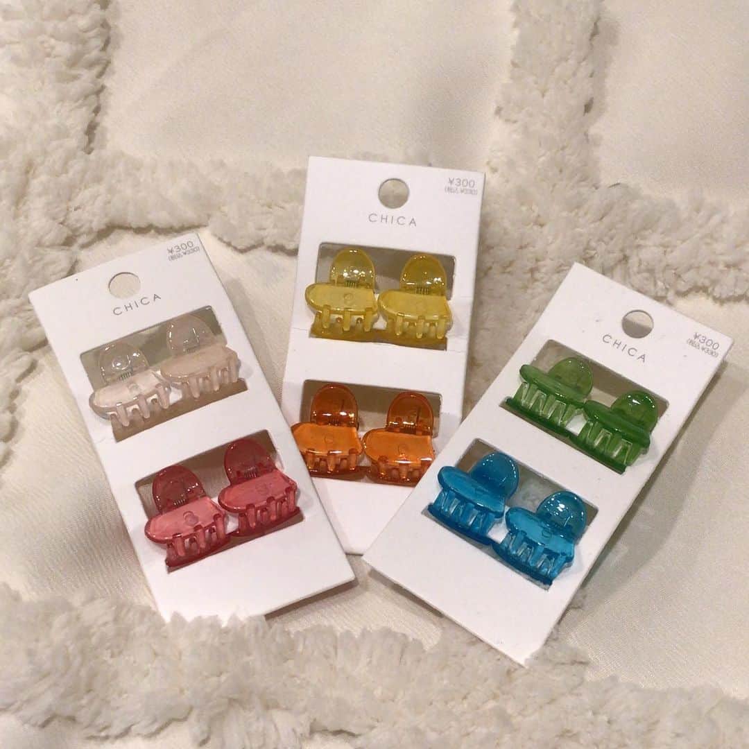 3COINS lN LUMINEのインスタグラム：「こんにちは🌷  3COINSルミネ大宮店です！  アクセサリーの新商品が入荷致しました🫧  ☑︎4Pハートビビットミニクリップ (IV PK、YEOR、GRBL)  アクセサリー各種　300円(税込330円)  これからの季節にぴったりな明るいカラーのミニクリップです🌈 他にも新商品多数入荷致しております💡  ぜひこの機会にご覧ください！  ご来店お待ちしております🪷  店舗により入荷日・在庫状況が異なります。 お気軽にお近くの店舗までお問い合わせください。 ※3COINS＋plus那覇メインプレイス店 3COINS＋plus沖縄パルコシティ店 3COINS＋plusイオンモール沖縄ライカム店は、木曜日発売です。  #3COINS#3COINS新商品#スリコ #スリコ新商品 #アクセサリー販売 #ルミネ大宮」
