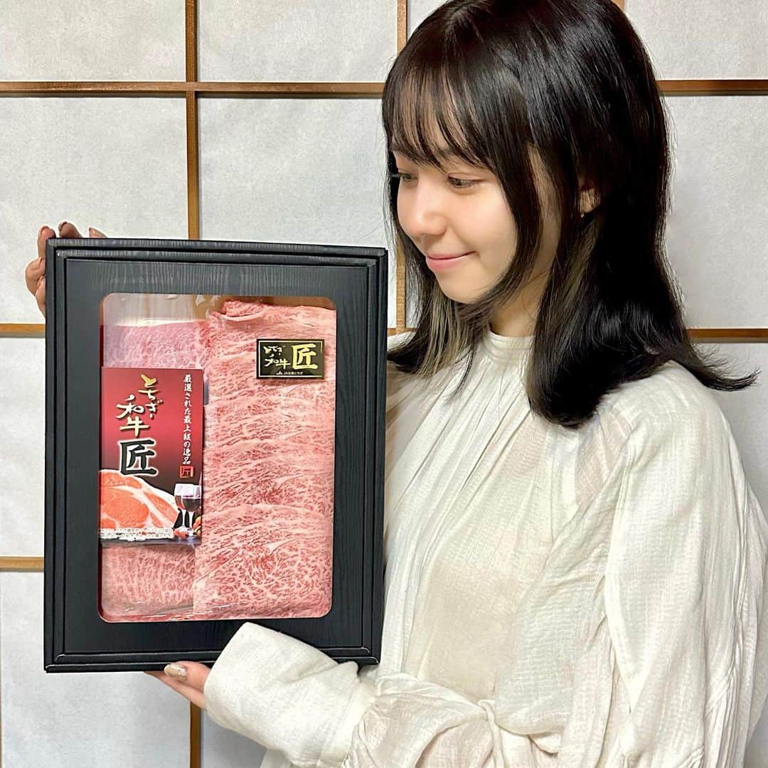 小池里奈さんのインスタグラム写真 - (小池里奈Instagram)「栃木県から"とちぎ和牛すき焼きお任せセット”をいただきました🥩  4000頭の中から年間たった8%のみが名乗れる貴重なサシ入り霜降り肉...ということで...  とっっっっっても美味しかった😭💓  特別な日にぜひ…🫶 本当にとろけます。  https://wakiseiniku.base.shop/  #とちぎ和牛 #とちぎ未来大使 #pr」4月19日 14時21分 - koike_rina_93