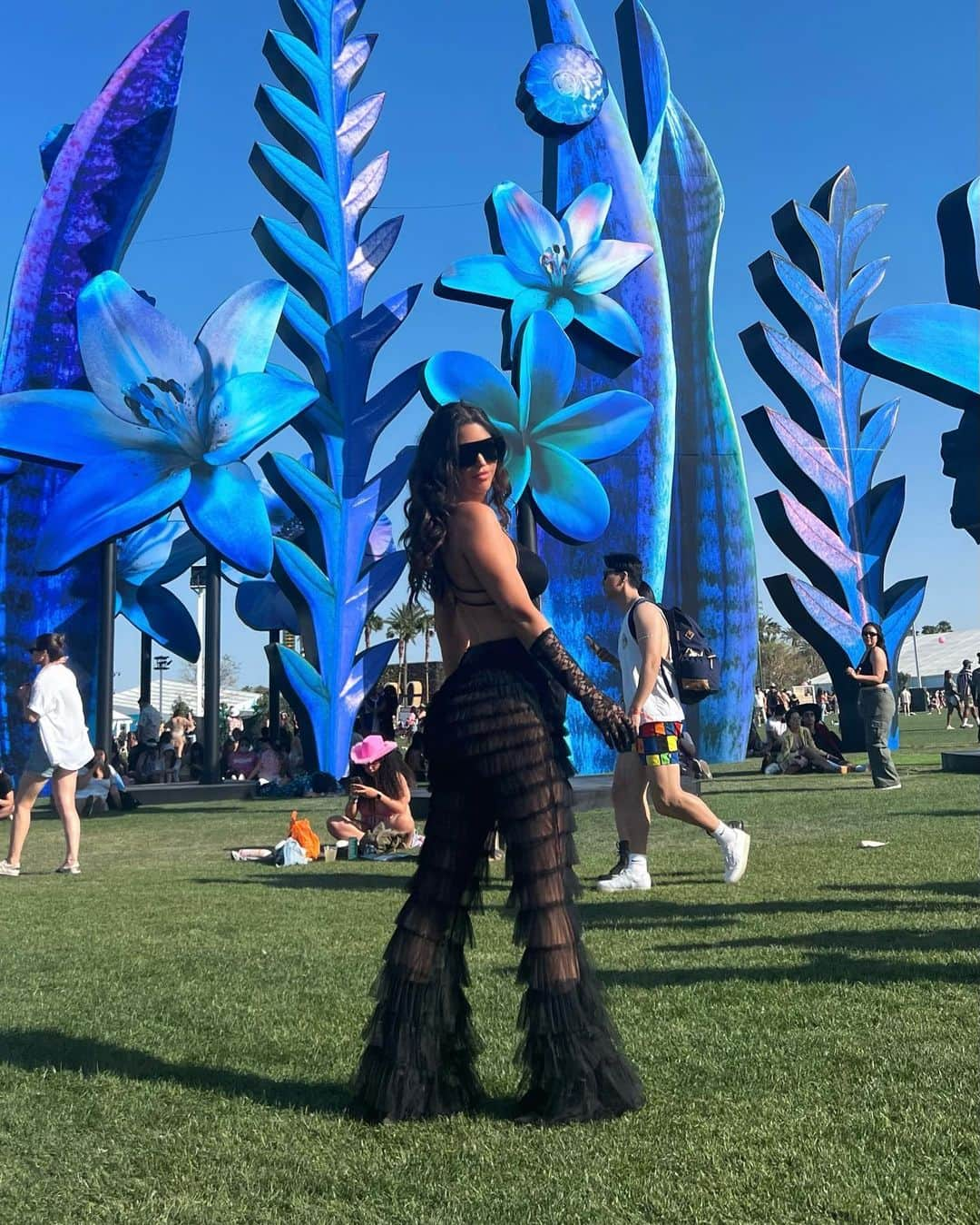 ヨランテ・ヴァン・カスベルヘンのインスタグラム：「Coachella baby! 🖤 #Day2」