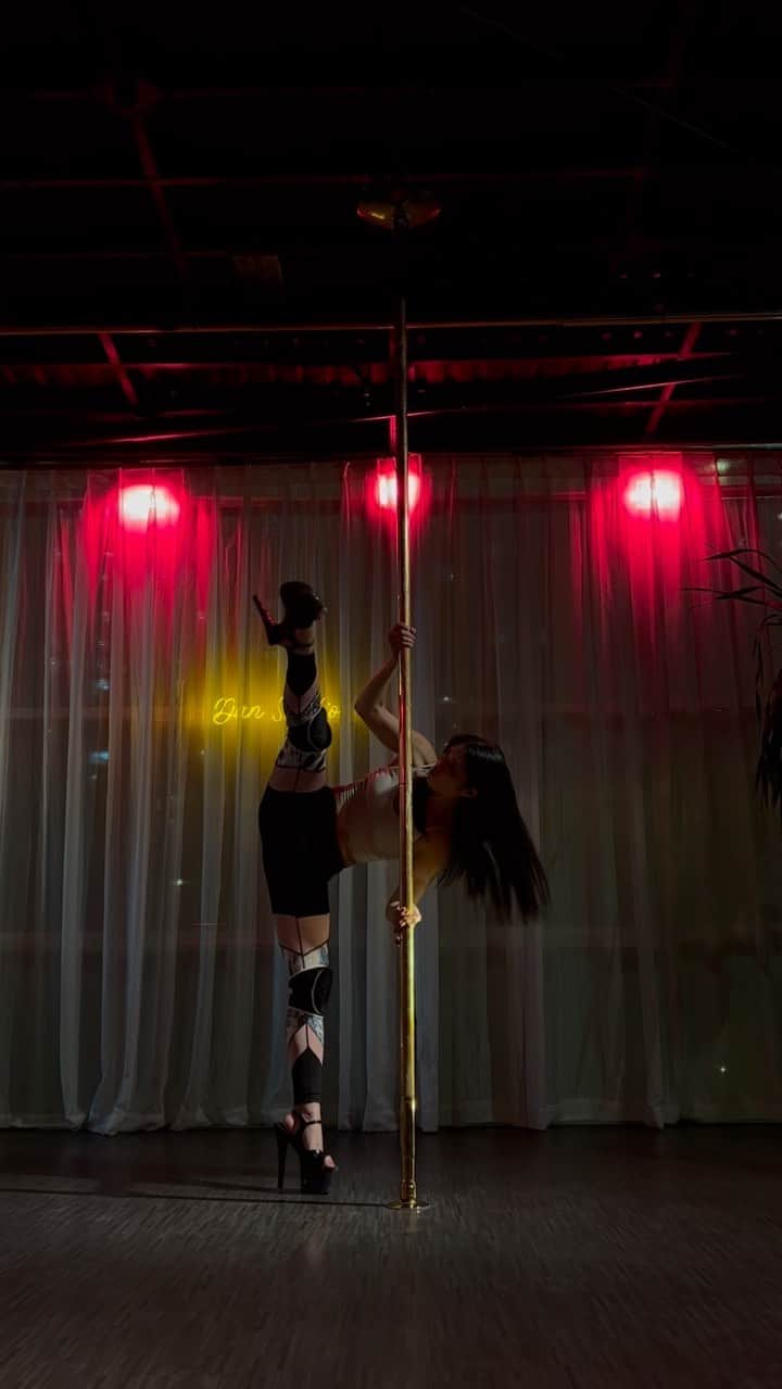 せいなのインスタグラム：「✨Exotic Pole dance✨ ( @saigon_poledance_studio ) . . ヒールトリックは足の動かし方難しいけど、 出来る様になったらやっぱりかっこいい✨ 技だけじゃなくて、フロアも出来るとショーの振り付けはとっても考えやすい🙆‍♀️🌹 . . この日は、即興で振り教えて貰って、 撮影して貰いました👠❤️✨ スタジオのライトアップも素敵💕 . . Thank you so much❤️✨ . . #vietnam #pool #trip #travel #poledancer #poledancestudio #workout #beautifulstudio #japanese #japanesegirl #happylife #happy #poledancer #ポールダンス #ポールダンサー #空中 #ベトナム #旅行 #旅行好きな人と繋がりたい #旅女子 #ポールダンススタジオ」