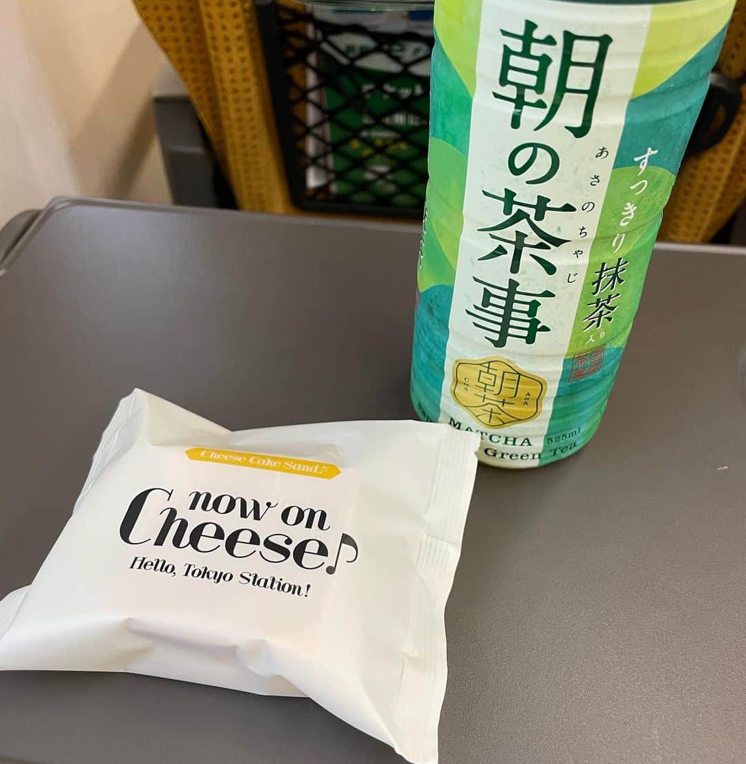 中島静佳さんのインスタグラム写真 - (中島静佳Instagram)「はやぶさ、こまち、 どちらに乗りますか？？ いつも迷っちゃいます笑  仕事で東北に向かっています。  東京駅で旅のお供にチーズのお菓子を買ったら、レモンの風味が利いたチーズがサクサク生地に挟まれていて私好みでした♪  さぁ、お仕事頑張ろう😊  そうそう、一枚目の写真だと口紅がマスクに付いたのかな？？と思ったのですが 見てみたら違って、実際には大丈夫で、 透けて映ったの？？不思議？！？！？！  #はやぶさこまち #今日はこまち#東北仕事」4月19日 14時37分 - shizuka617nakajima