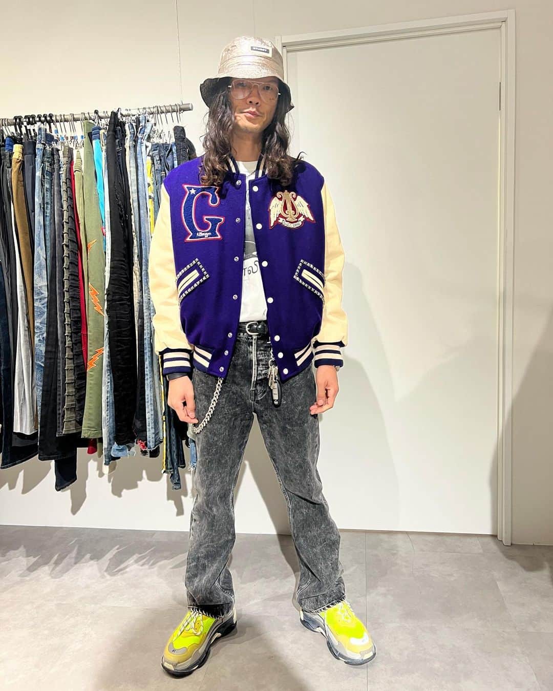 庄村聡泰のインスタグラム：「#サトヤスタイリング 頭 #stussy  眼 #rayban  上 #gucci  中 #スリマンガラム祖師ヶ谷大蔵店  下 #celine 靴 #balenciaga  銀 #chromehearts   @srimangalam_soshigaya スリマンガラムのシェフのマハリンガムさんのTシャツを買いました嬉しかでした」