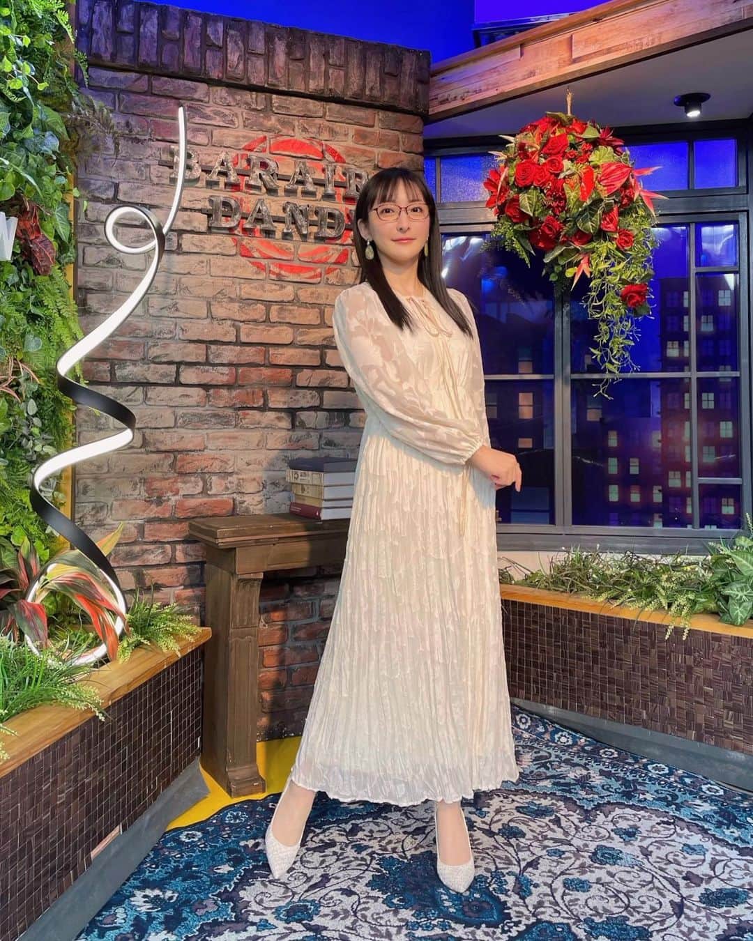 松澤千晶のインスタグラム：「バラいろダンディ三週目入りました🌹 よろしくお願いいたします🎶  月曜日の一言　スマホを置いて鬼ころし  この日のお衣装、父がお気に入りだったようです。  one-piece @millioncarats_official accessory @accessories_blossom_jp  #バラダン #TOKYOMX」