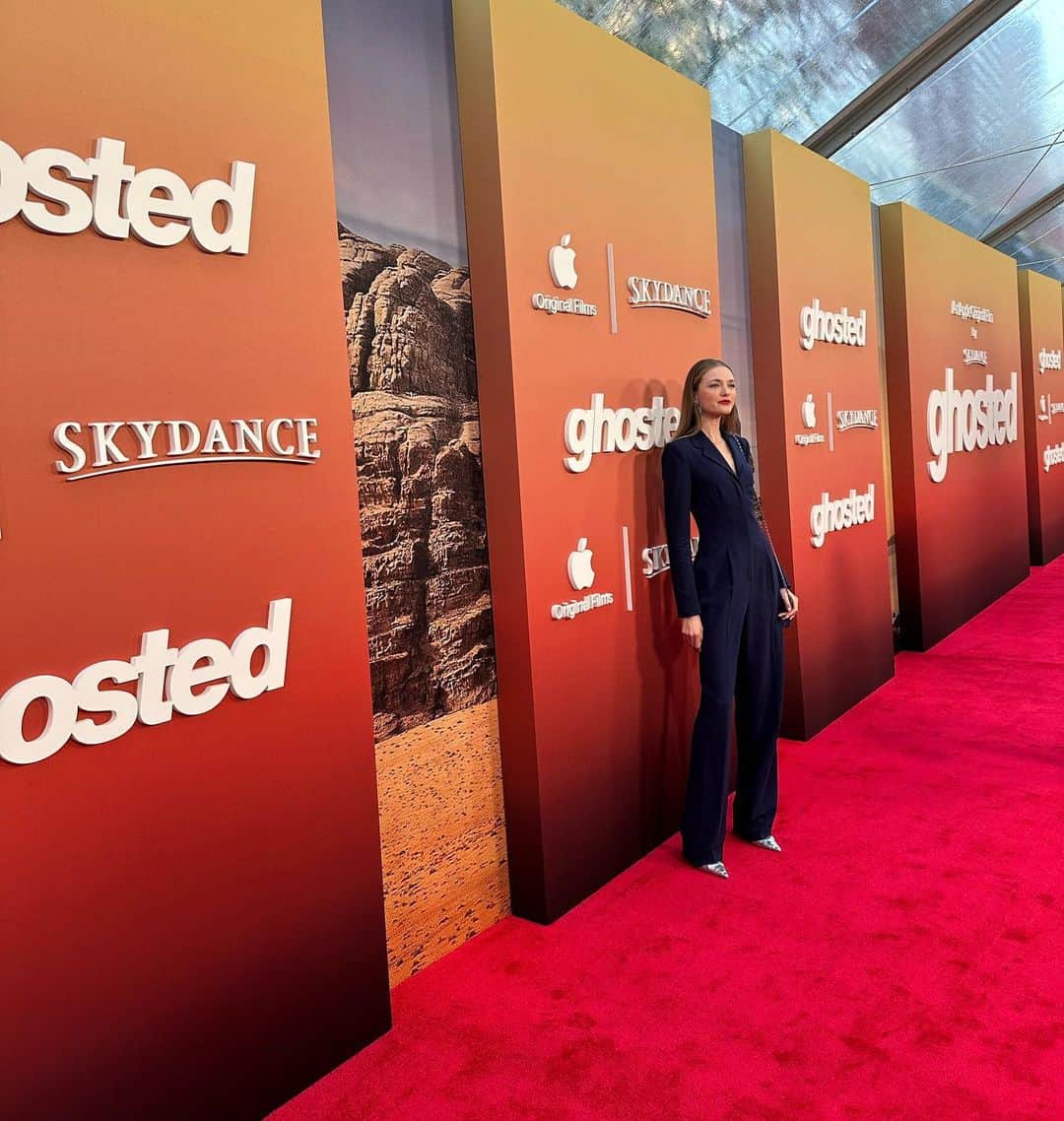 ヴラダ・ロスリャコヴァのインスタグラム：「“When you meet a celebrity, your IQ drops 50 points”-  a quote from #Ghosted @appleTV  Premiere of a new action comedy and post screening celebration with impeccable Ana de Armas. She’s such a sweetheart 🥰」