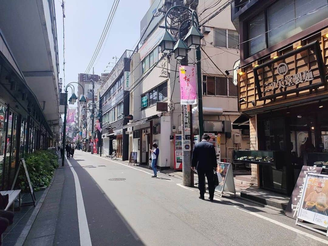 東紗友美さんのインスタグラム写真 - (東紗友美Instagram)「【映画ロケ地🎥ロスト・イン・トランスレーション】駅から出てあまりにも目の前だからいつでも撮れると思っていて、ずっと撮ってこなかった場所。  私たちにとっては見なれた東京の風景のはずですが、この映画で映し出される“TOKYO”は一味違います。 なぜなら”異邦人の瞳”で見つめられた東京だからです。知っている風景のはずなのに知らない都市のように思えます。  ここ中目黒駅近くの高架線沿いにある飲み屋街です。だいぶ2003年からすると変わってしまいましたが、ボブ（ビル・マーレイ）とシャーロット（スカーレット・ヨハンソン）がカフェバーの店員から逃げるシーンに登場します。 当時の雰囲気が残るお店は数少なくなりましたが、雰囲気を味わうことができます。 このかくばったスズランのような街灯でしっかりと確認することができます。  ソフィアコッポラ愛を綴ったコラム、良かったら読んでみてください。  https://www.thecinema.jp/article/159  ロストイントランスレーション切り口の記事も書いたことがあります。  https://www.enjoytokyo.jp/article/200765/  中目黒に関しては夜のカットに登場するので、映画視点で撮影される場合は夜がおすすめかもしれません。  #ロストイントランスレーション  #ソフィアコッポラ #lostintranslation  #中目黒 #ビルマーレイ  #スカーレットヨハンソン  #映画ロケ地 #聖地巡礼」4月19日 14時52分 - higashisayumi