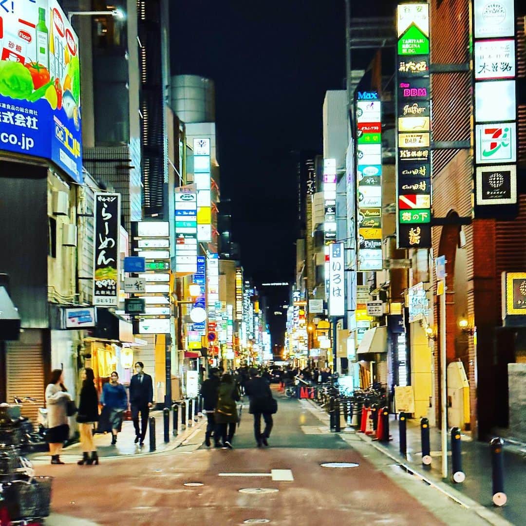 津田大介のインスタグラム：「こないだ北新地初めて行った。赤坂に似てますね。」