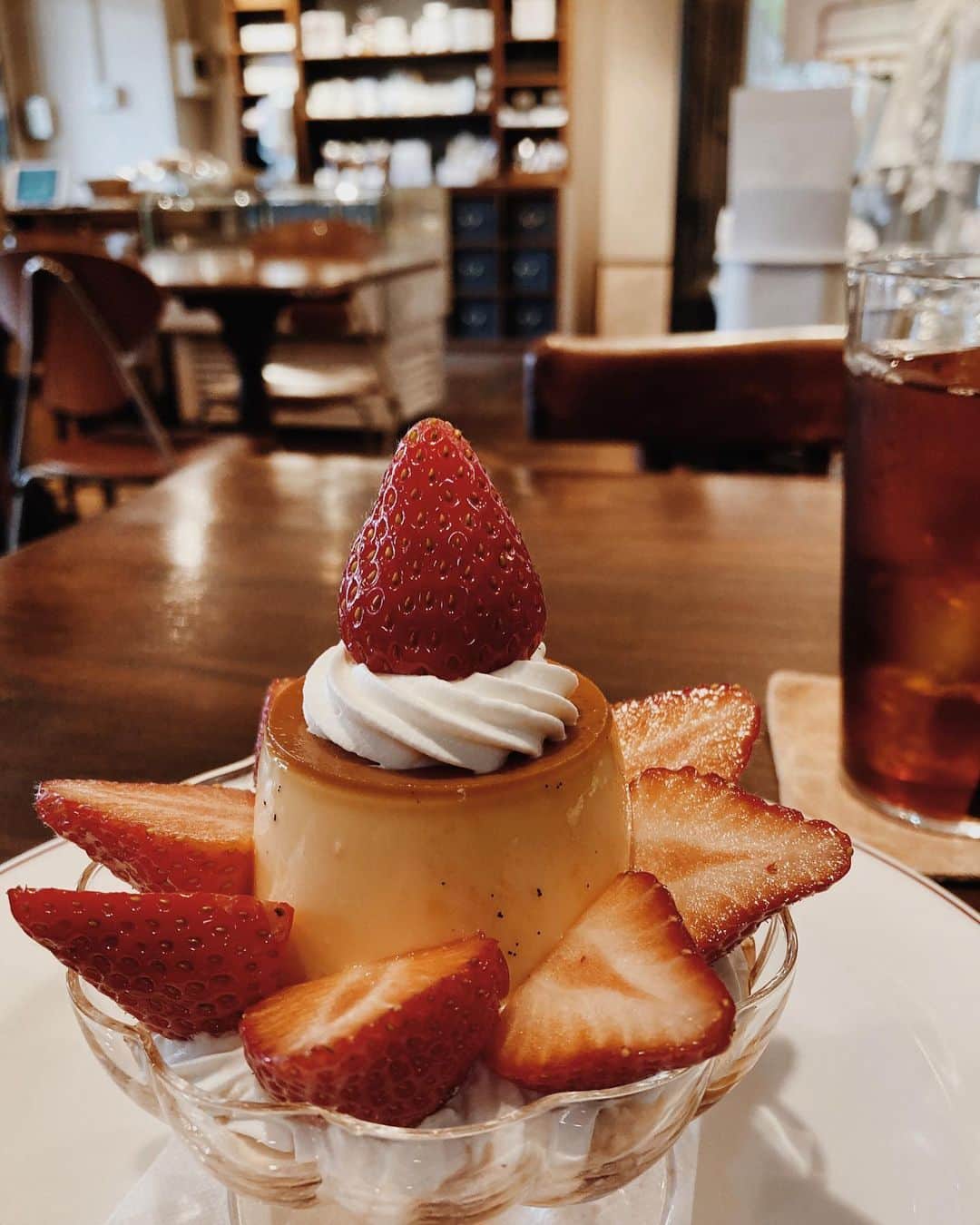 のインスタグラム：「今日は帰りに甘いものを食べるんでい、と慣れないお洒落なカフェに入ってプリンアラモードを頼む。 心のたすき掛けを完了し、いざ実食。口の中に広がるのは私の希望する甘さの３分の１くらいのファッショナブルな甘みである。 現代のプリンの砂糖量は、年々減少傾向にある気がする。 私の舌は今のところ、かなりの遅れを取っており、まだまだ追いつくのに時間を要するのだろう。  #現代プリン」