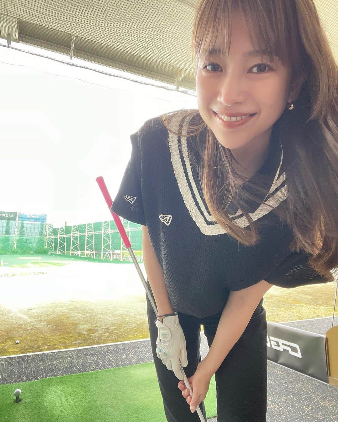 紺野ゆりのインスタグラム：「ニューエラのゴルフウェア着て練習♪ パンツは後ろゴムになってるので動きやすいしシンプルなので普段にも使えるよ♡ 久々の#スイング碑文谷 ⛳️  #yurigolf🦋  #neweragolf#ニューエラゴルフ #golf#golfswing#ゴルフスイング#golfwear#ゴルフ女子#골프#골프스윙#골프여자 #ゴルフウェア」