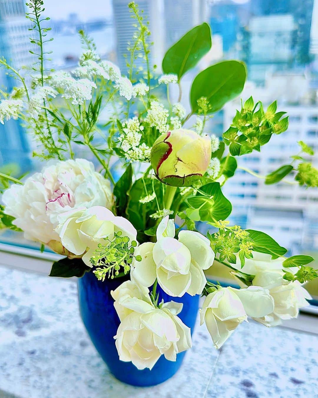 菊間千乃のインスタグラム：「ラテンドールという名前の芍薬😊 お花屋さん難民だったのですが、FLOWERを利用するようになってから、頻繁にお花を飾るようになったので、切り花用の✂️を新調しました。 色も形もケースも、ツボです❣️  #ラテンドール #ロスレスブーケ #FLOWER」