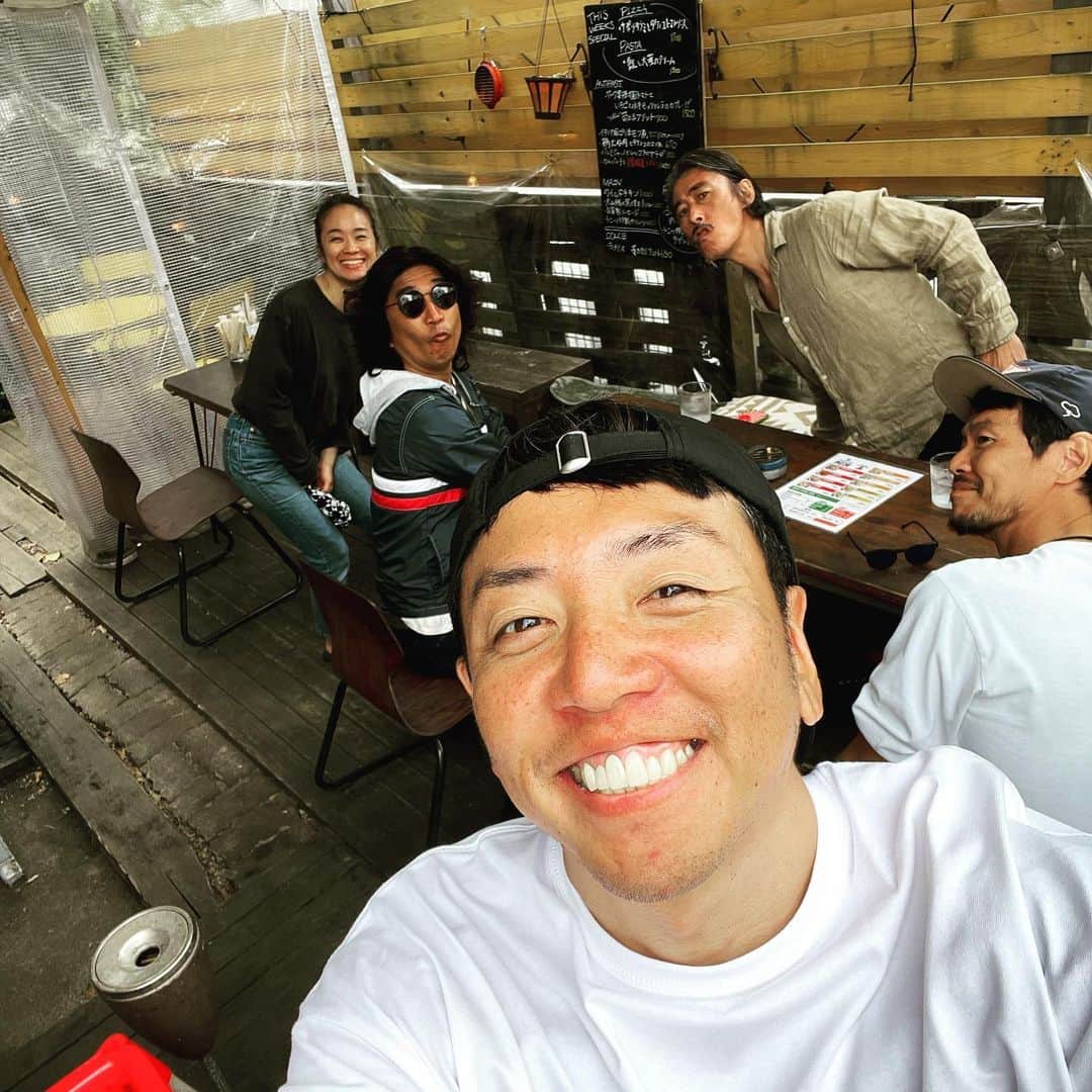 のインスタグラム：「@blue.mag の取材で湘南へ！  @ednasurfboards や @seakong.japan の板を乗り比べ😃  次号もお楽しみにー！  #surf #japan #shonan #longboards」