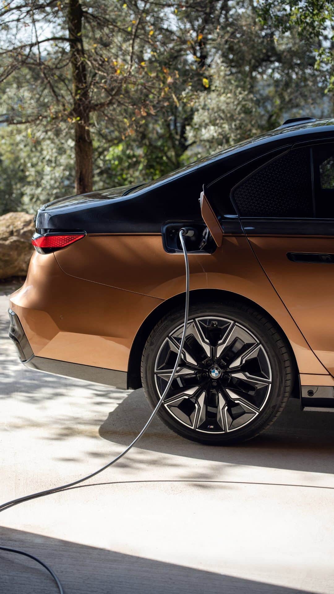 BMWのインスタグラム：「Stealth unmatched. Be immersed by the feeling of 100% electric power in THE i7 M70.  #THEi7M70 #BMW #ThisIsForwardism __ BMW i7 M70 xDrive*: Energy power consumption in kWh/100 km (combined): 23.8-20.8 (WLTP); CO2 emissions in g/km (combined): 0 g; Electric range in km: 488-560 (WLTP) *Preliminary data」