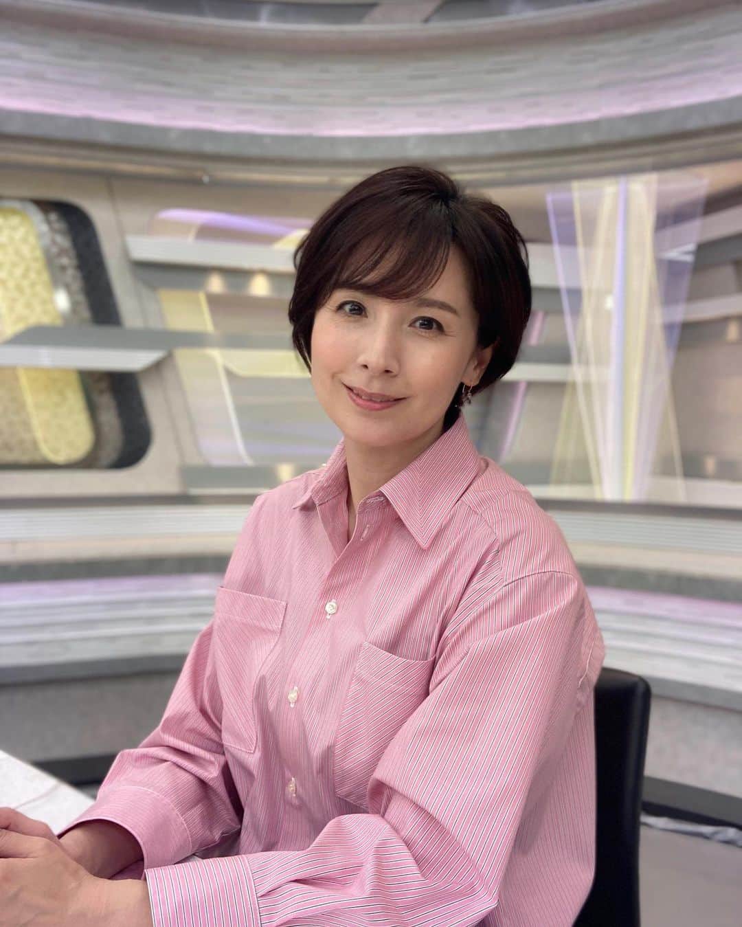 野村真季のインスタグラム：「ANNニュース 着用衣装  1〜3枚目 4/19 午後ニュース  4〜6枚目 4/18 午後ニュース  #テレビ朝日 #アナウンサー #アナウンサー衣装 #ootd  #ピンクシャツ #macouleur #濃紺パンツ #doneeyu  #白ブラウス #doneeyu  #40代コーデ #40代ファッション #50代ファッション #大人コーデ #大人ファッション  #野村真季」
