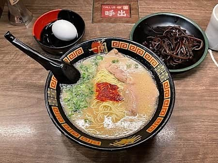 小野瀬雅生さんのインスタグラム写真 - (小野瀬雅生Instagram)「一蘭でラーメンにきくらげと半熟塩ゆでたまごウマウマウー☆初の一蘭☆結構なお値段☆独特のシステム☆ラーメン自体は極めて上品☆キレイなパンチ☆秘伝の赤いたれは結構辛い☆替玉せずともスープ完飲で満足至極♫ #一蘭 #ラーメン #天然とんこつラーメン #麺かため #きくらげ #半熟塩ゆでたまご #小野瀬雅生 #onosemasao #ウマウマウー #極めて上品 #キレイなパンチ #替玉せず #スープ完飲 #満足至極」4月19日 15時16分 - onosemasao