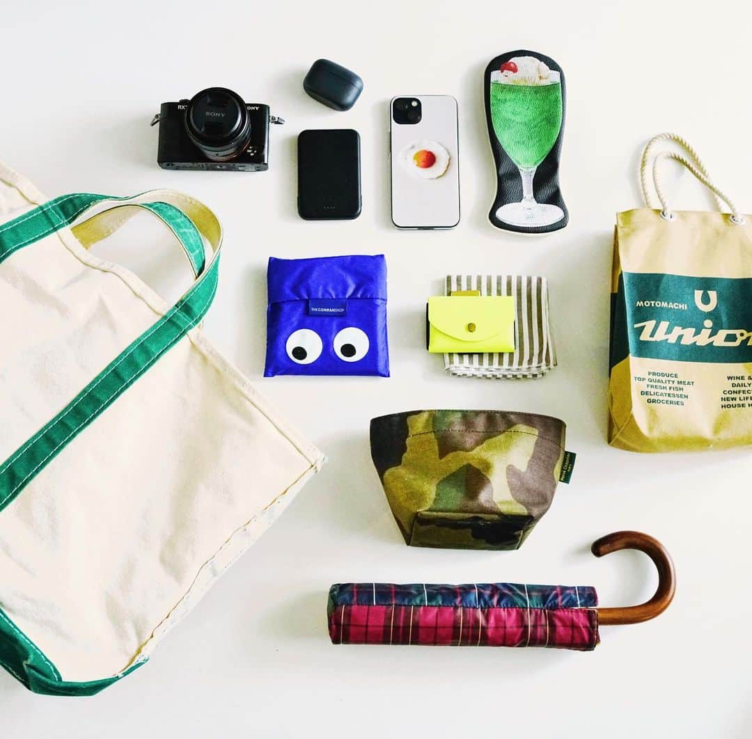 omomuroniのインスタグラム：「What's in my bag 🧳  北欧、暮らしの道具店 @hokuoh_kurashi  の 読みものページ 『あの人のバッグ』という企画で バッグやポーチの中身などを取り上げていただいてます。 あとちょっとだけですがアクセサリーなども。  👉ハイライト“IN MY BAG” に記事へのリンク  . .. ... ... 余談。  実は、いくつか思うところあって こういった企画に出させて貰うの いままではずっと避けていました。  守備範囲の広さだけが唯一の取り柄なので、 おしごと的にも、個人的にも、 イメージを限定されたくないなぁと。 考えすぎだよと友達には笑われましたが、 わたしは意外と頭が固い…🤫  記事中にも入れてもらったのですが、 かわいいもの、スタイリッシュなもの、 メンズライクなもの、マスターピース、 便利なもの、⼀点モノ、アノニマスなもの、 ハイブランド、オタク的グッズ… どれも等しい熱量で好きです。  なので日替わりで持ち物の雰囲気かなり違います。 記事の中では、もうひとパターン、全然違う バッグのなかみも紹介してます。それも日常。  迷ってたとか言うわりには、 モノの話をし始めると止まらなくなってしまって、 結局モリモリ紹介してしまった 🙈   せめて誰かの参考になってればいいのですがー」