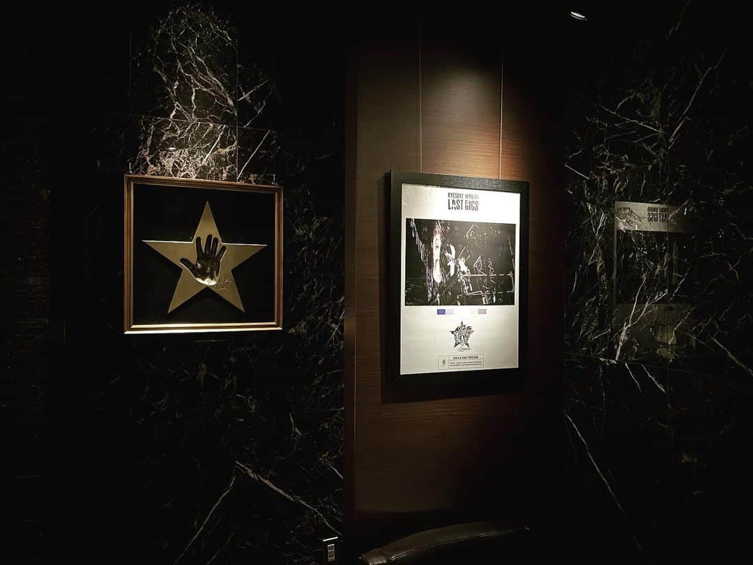 氷室京介のインスタグラム：「本日よりPERSONAL JESUS BAR 店内に氷室京介の手形の額装を展示いたします。ご来店の際は直接手を合わせていただけます。  この手形額装は2016年から2018年までは代官山にあったPERSONAL JESUS CUT に展示してあったものです。2020年の『氷室京介展』でも展示をしましたが、時節柄直接お触れいただけませんでした。  当面の期間、展示をしておりますので是非ご来店のお楽しみとしていただけたらと思います⚜️」