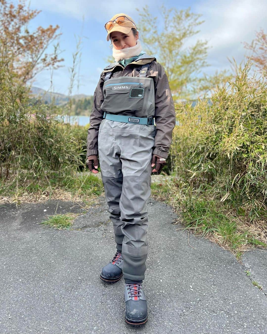 のインスタグラム：「ウェーダーを新調❣️ 昨日は明け方から夜までみっちりと 釣行してきました🎣 早朝は特に冷え込んだのですが、 このウェーダーのおかげで 足にもちゃんと血が通い、 快適に過ごすことができました。 デザインもかっこよくて好き🫶🏻 嬉しいなぁぁ。  @mav.fishing.staff  #simms  #maverick #fishing」