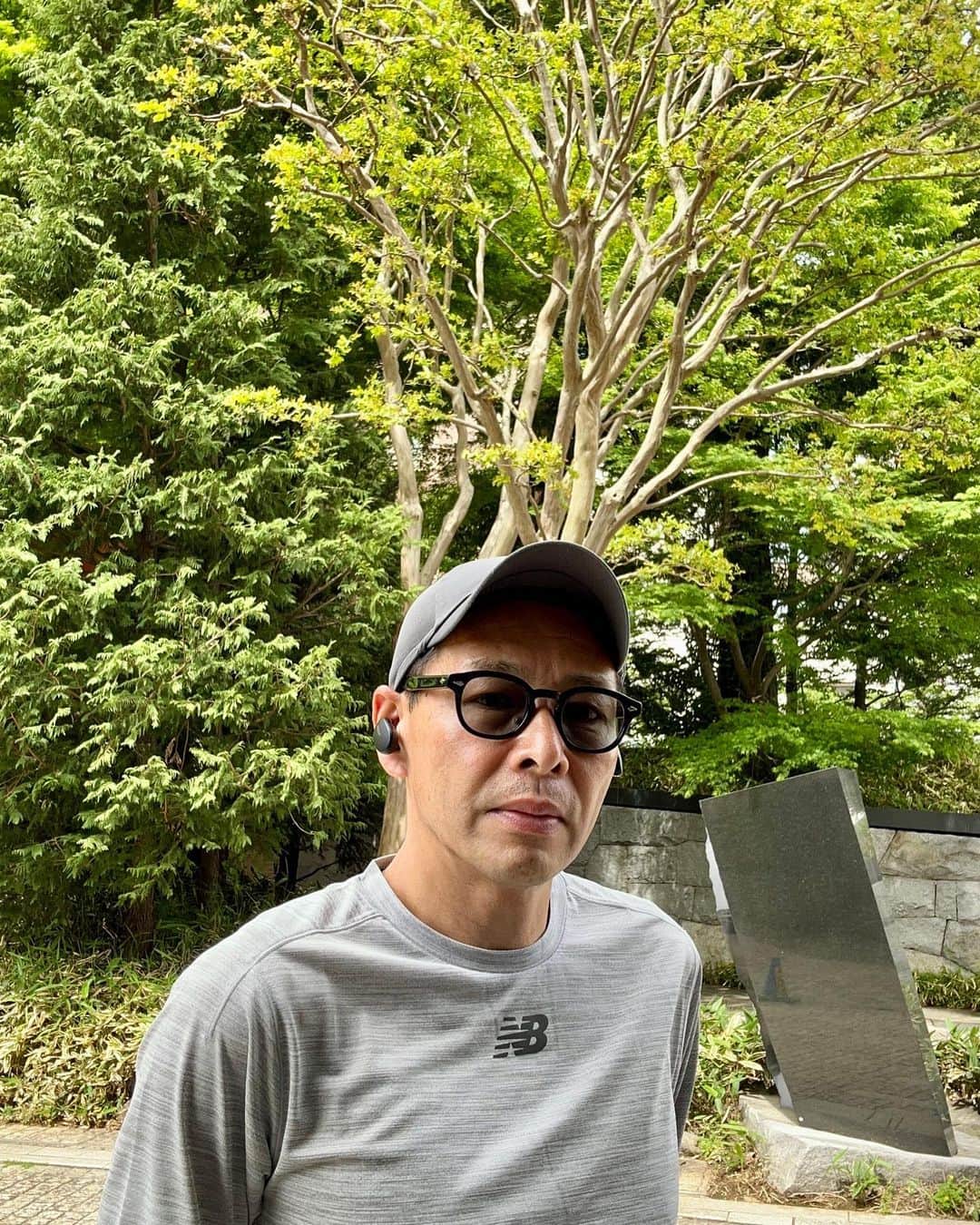 松浦弥太郎さんのインスタグラム写真 - (松浦弥太郎Instagram)「ランニングウェアを衣替え。夏の装いになりました。モチベーションが上がるなあ。さて、今年の日焼け対策をどうしようかな。#松浦弥太郎 #今日もていねいに #まだ白い#newbalance」4月19日 15時23分 - yatarom