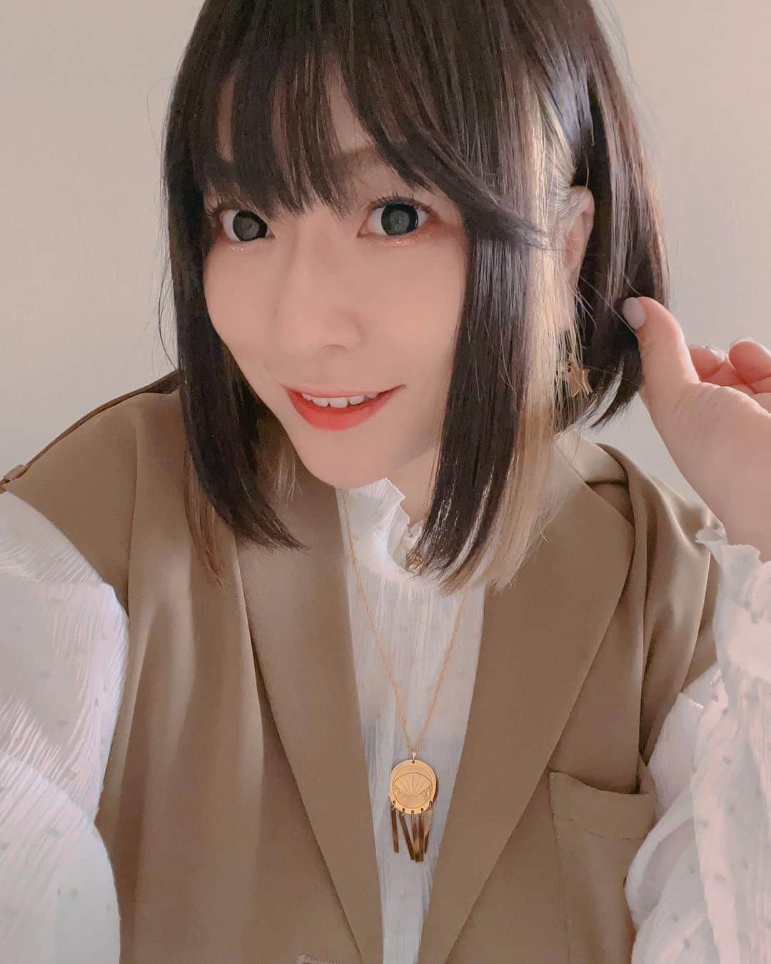 鈴華ゆう子のインスタグラム：「#ミルクティーベージュ な #インナーカラー いれてみた。久々なイヤリングカラーです！ ネックレスは、有伽ちゃんの #shiki ブランドだよ！ @yuka_fashioncreator  @shiki_jpnfashion  #鈴華ゆう子 #和楽器バンド #インナーカラーボブ  #2023ヘア #イヤリングカラー」